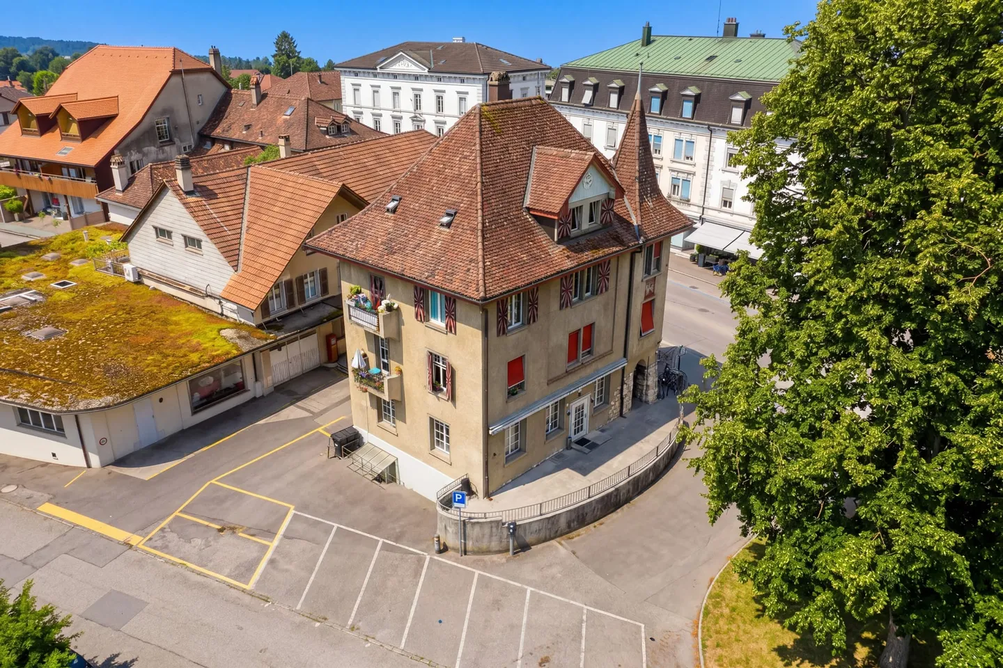 Immeuble multifamilial avec 3 unités et un restaurant au centre de Nidau - Photo 2 sur 4