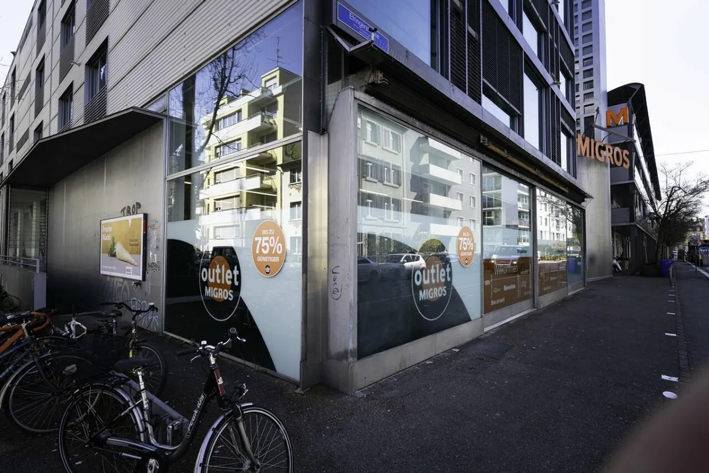 Espace de vente attrayant avec grande vitrine chez Migros - Photo 1 sur 6