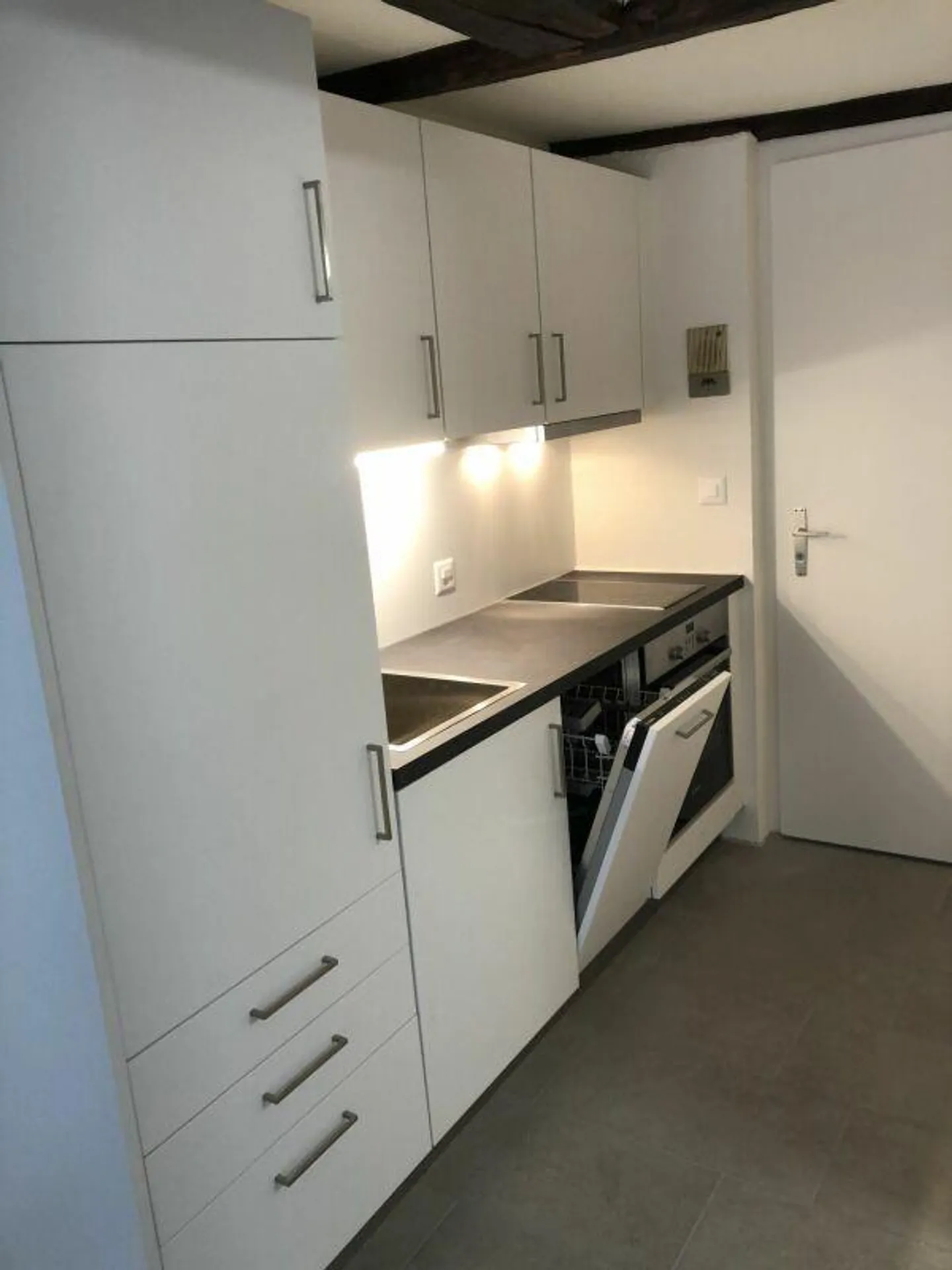 Appartement 1 pièce confortable avec poutres en bois et confort moderne - Photo 3 sur 6
