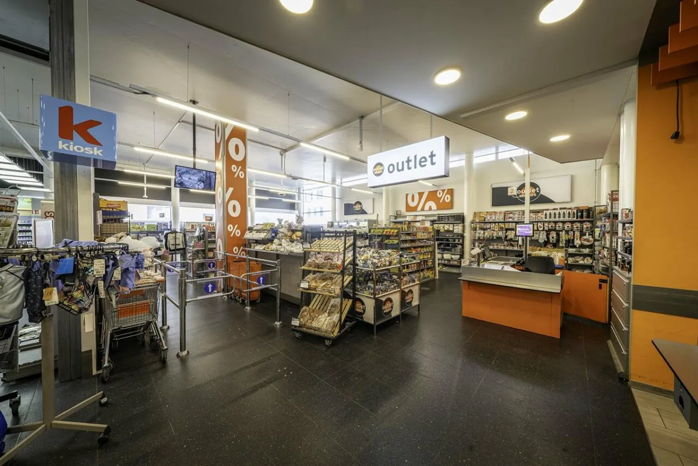 Espace de vente attrayant avec grande vitrine chez Migros - Photo 2 sur 6