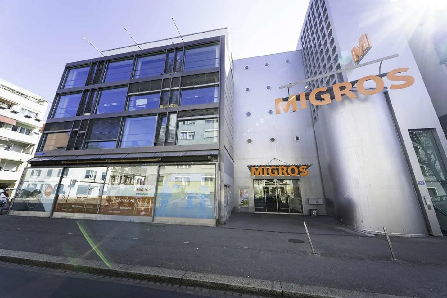 Espace de vente attrayant avec grande vitrine chez Migros - Photo 5 sur 6