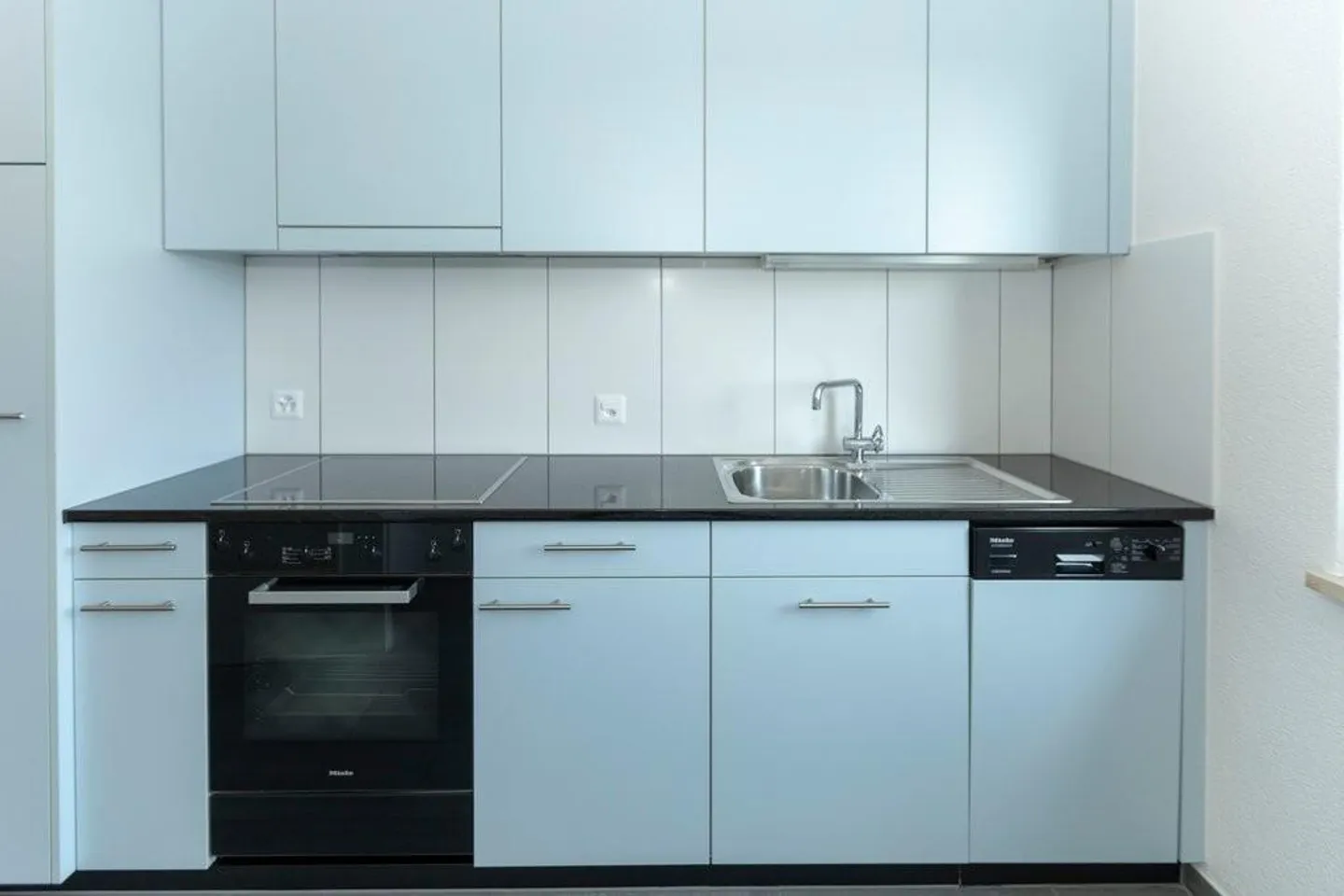 RENT WITHOUT DEPOSIT - Pleasant living near the airport - Photo 2 of 7