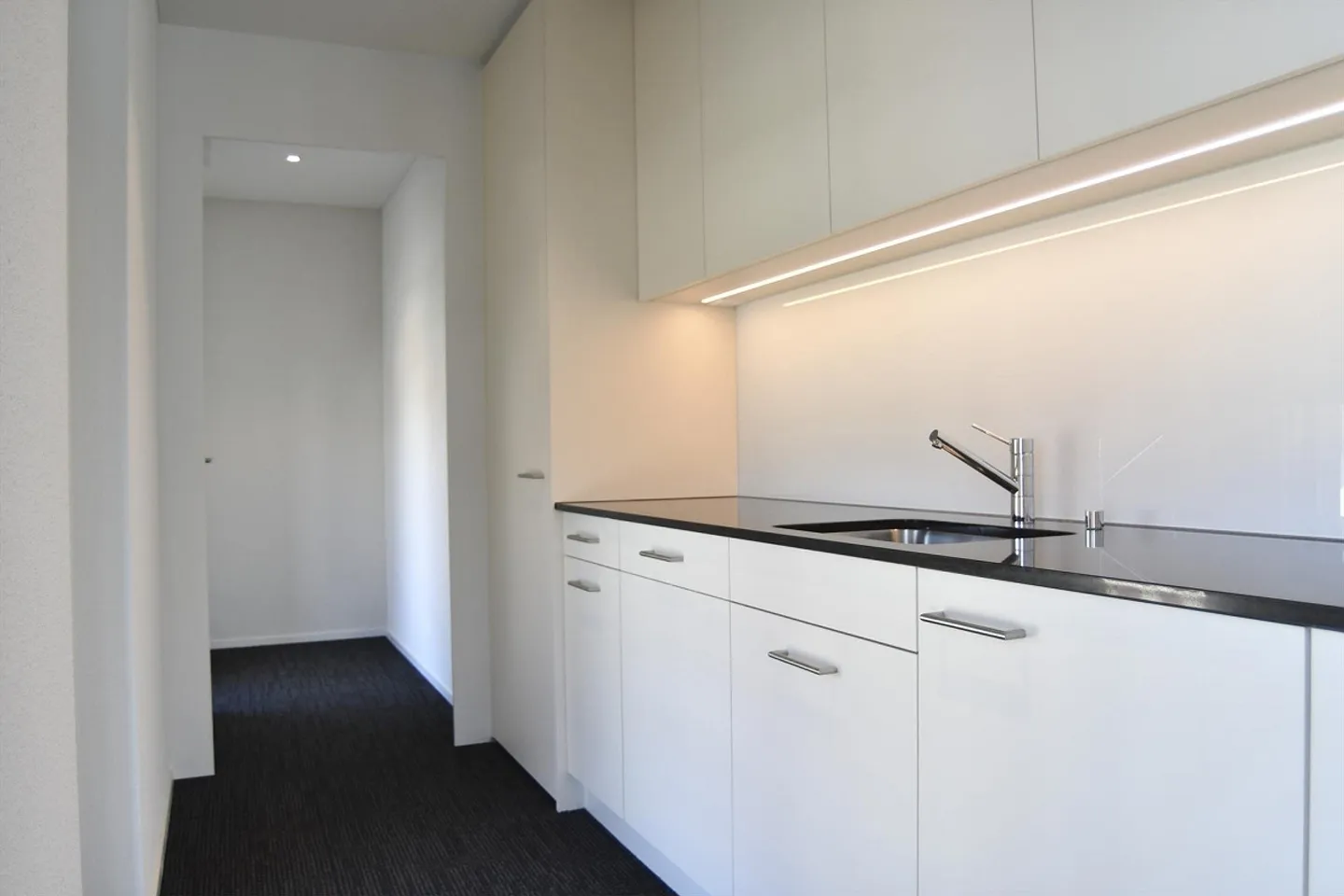 Office in a central location - Photo 5 of 14
