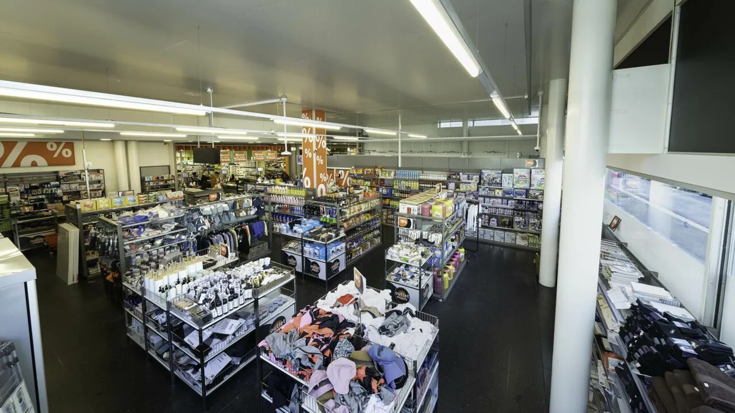 Espace de vente attrayant avec grande vitrine chez Migros - Photo 3 sur 6