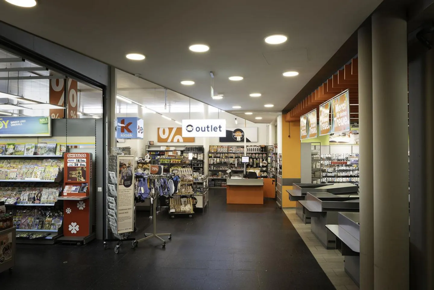 Espace de vente attrayant avec grande vitrine chez Migros - Photo 4 sur 6