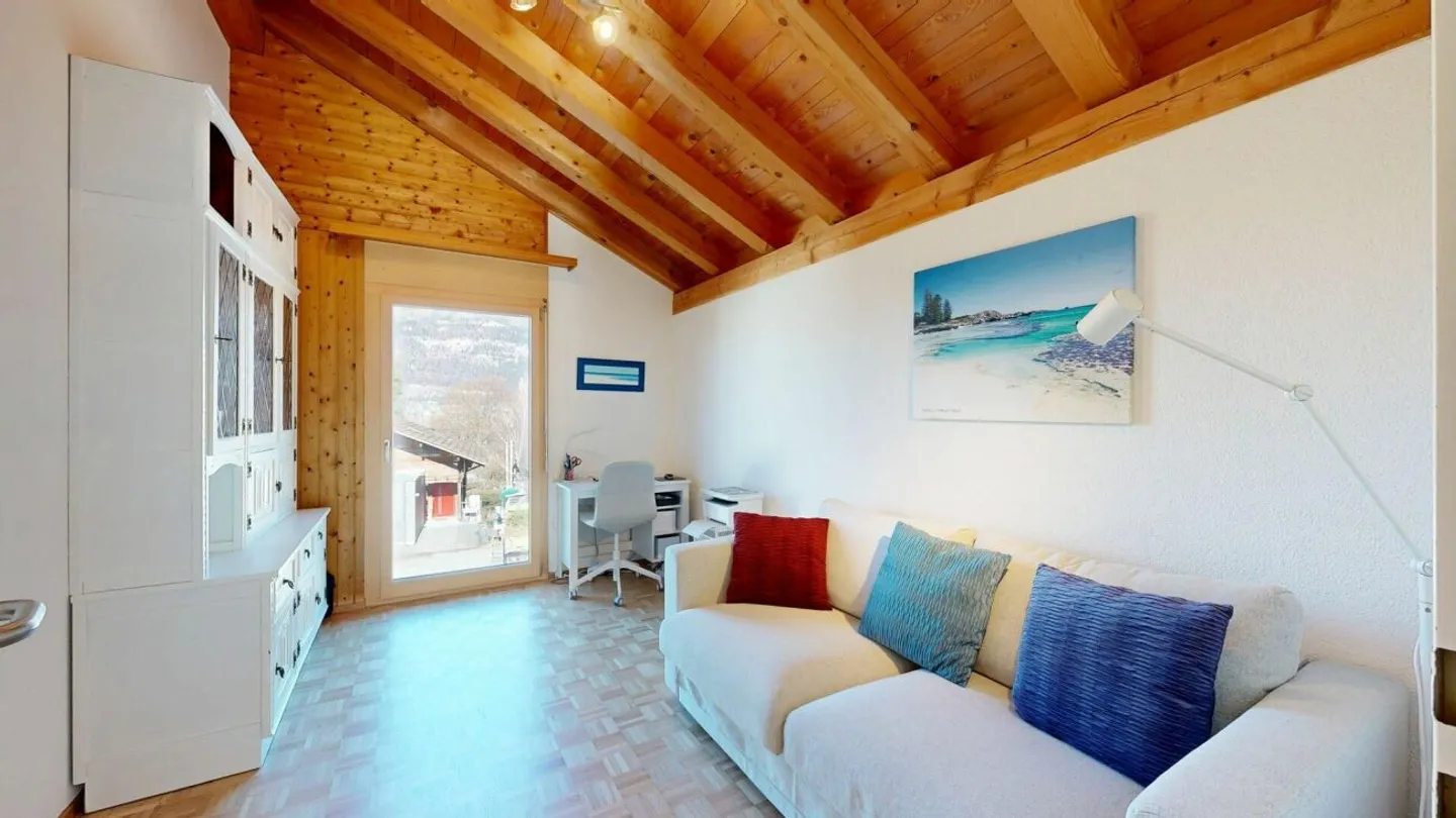 Charming Penthouse with Lake View - Photo 9 of 23