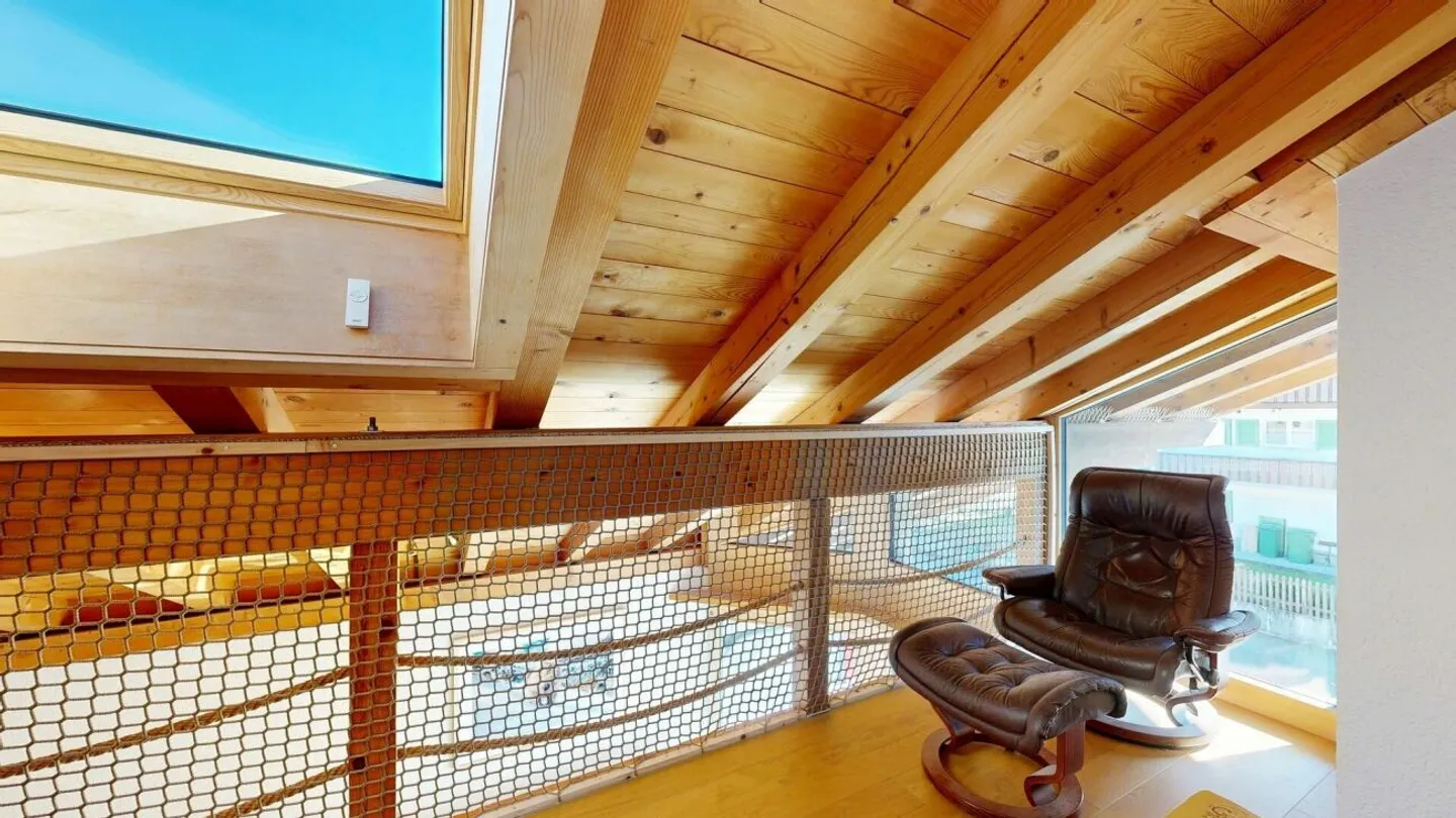 Charming Penthouse with Lake View - Photo 15 of 23