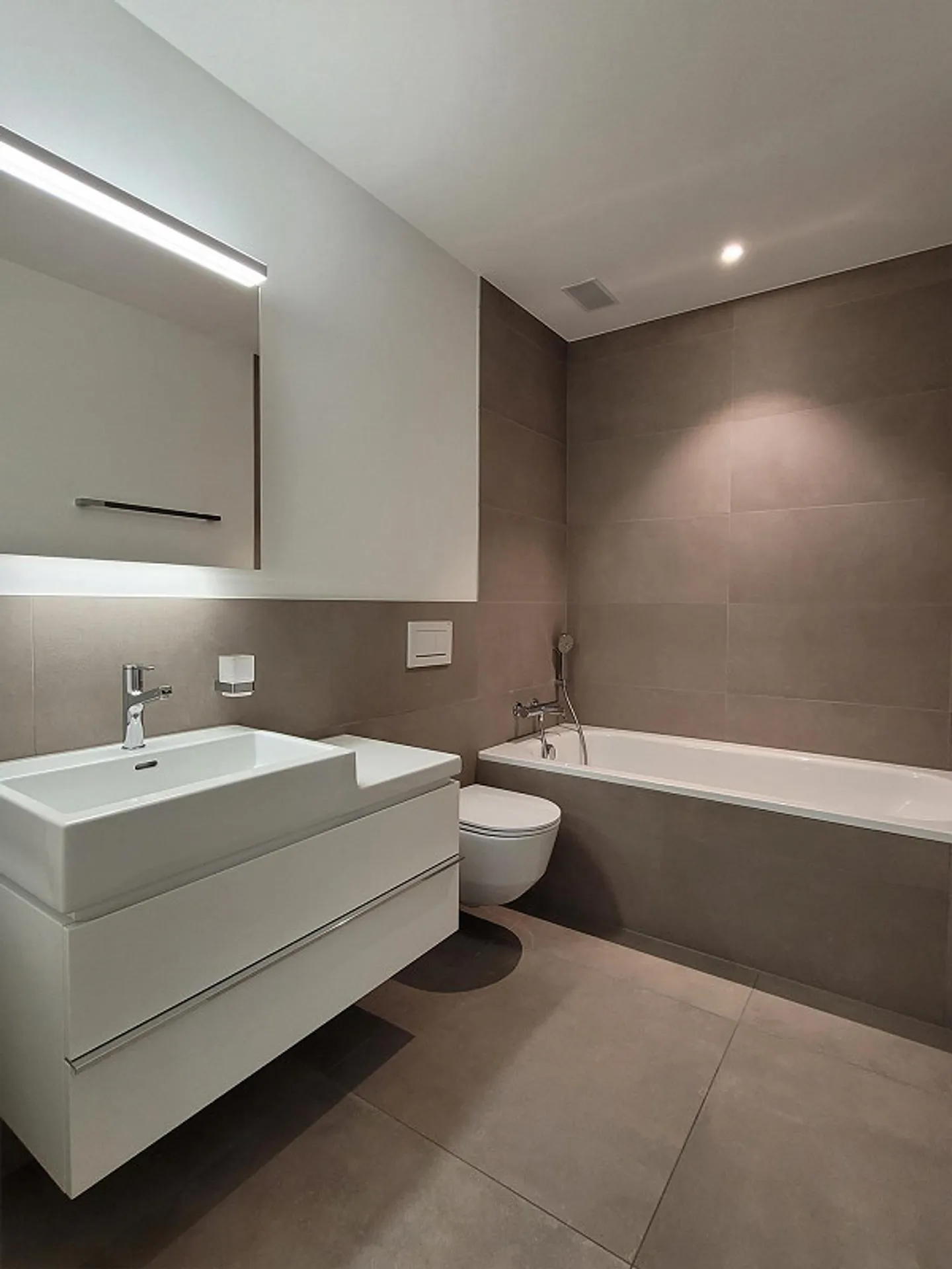 Appartamento 4,5 locali ultra moderno (con lavatrice, asciugatrice + stanza hobby) in Nespelmattweg - Foto 8 di 19
