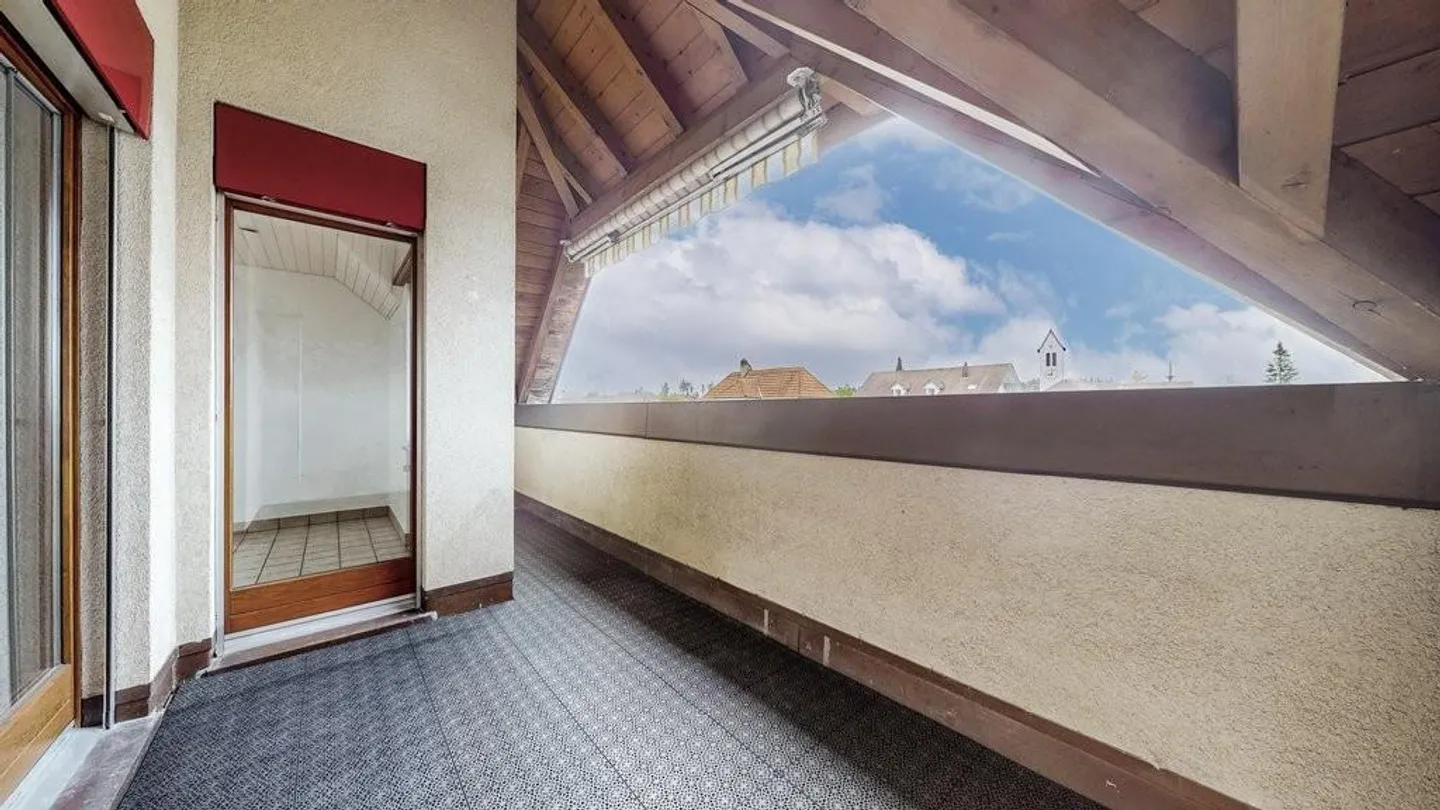 Large apartment seeks tenant! - Photo 9 of 10