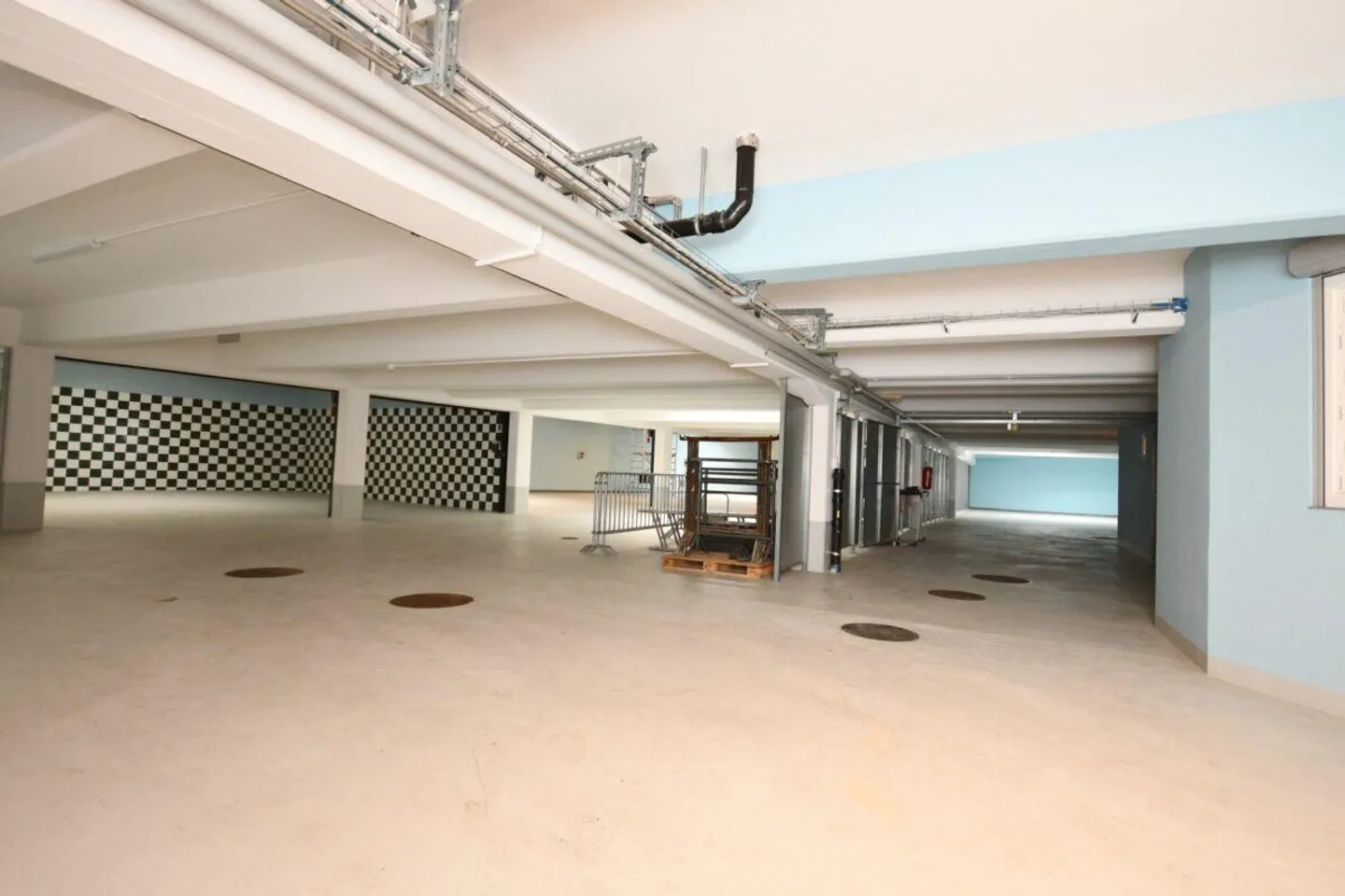 Car Hall/Workshop - Photo 1 of 18