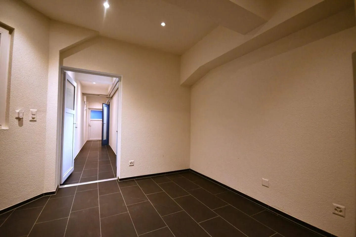 Car Hall/Workshop - Photo 9 of 18