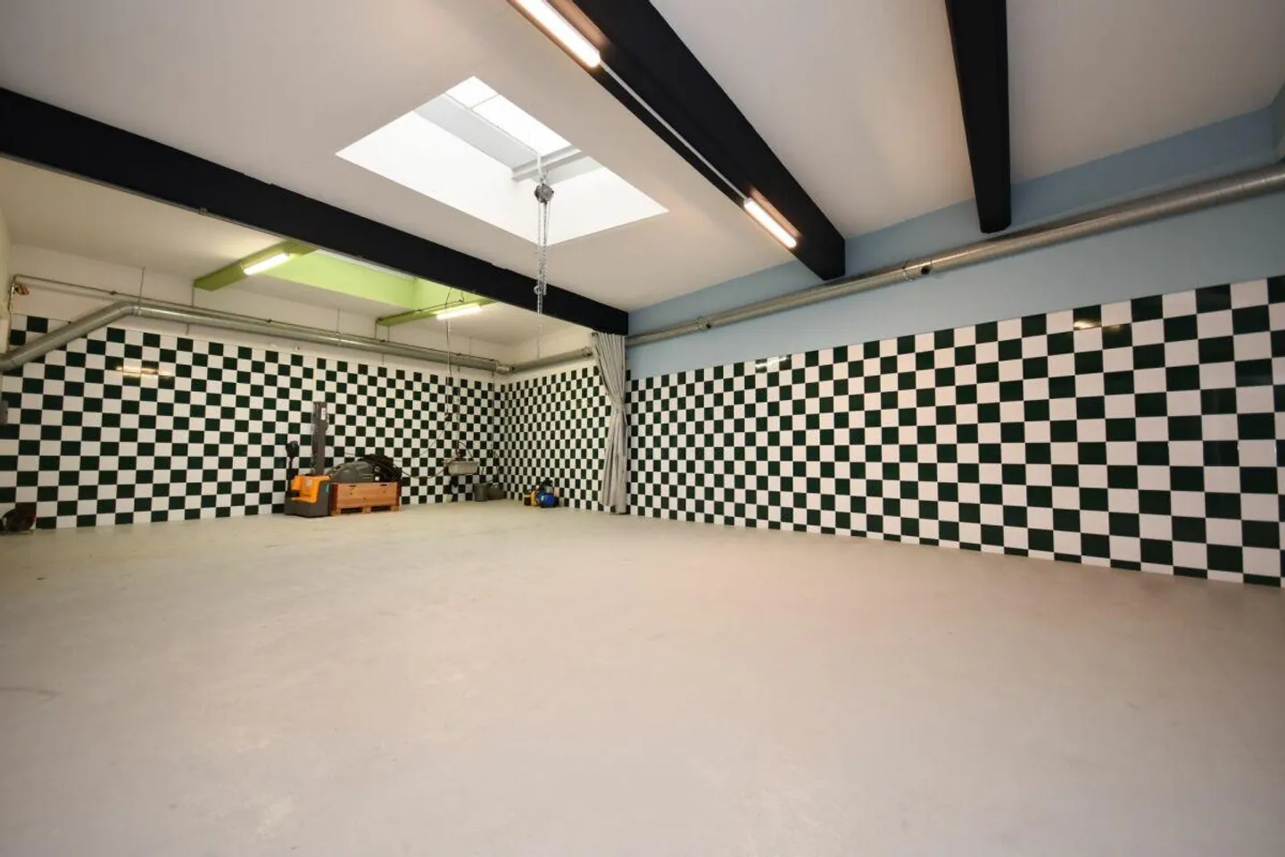 Car Hall/Workshop - Photo 11 of 18