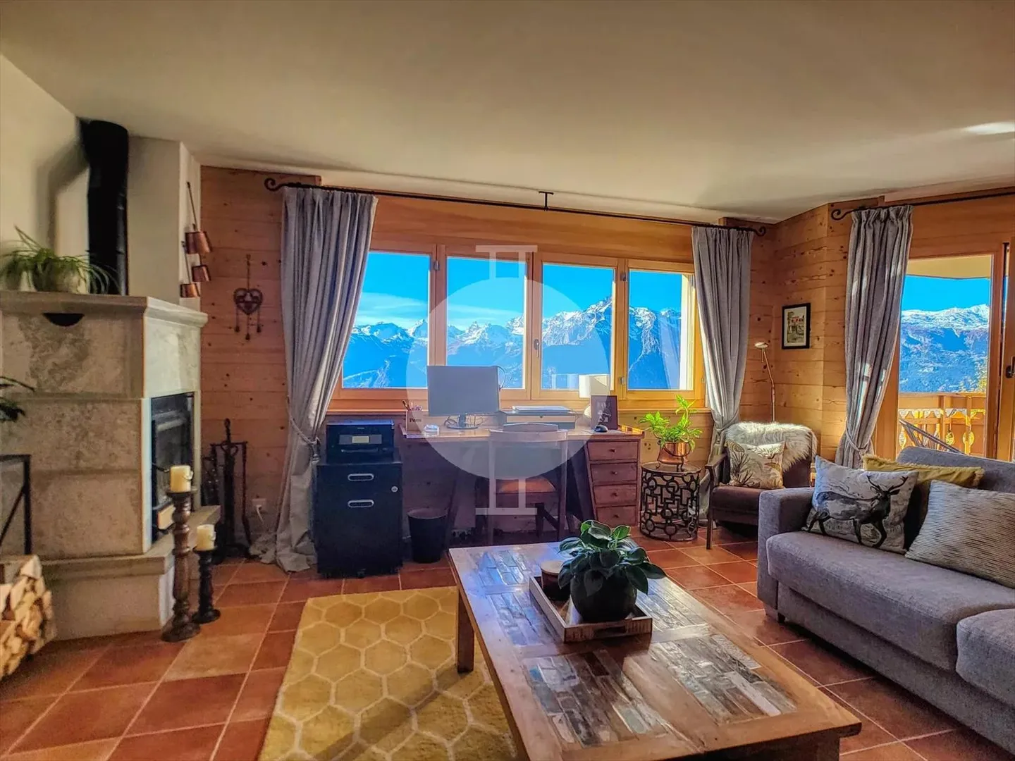 Prächtige 5,5-Zimmer-Wohnung mit großem Garten und Panoramablick auf die Berge - Foto 2 von 13