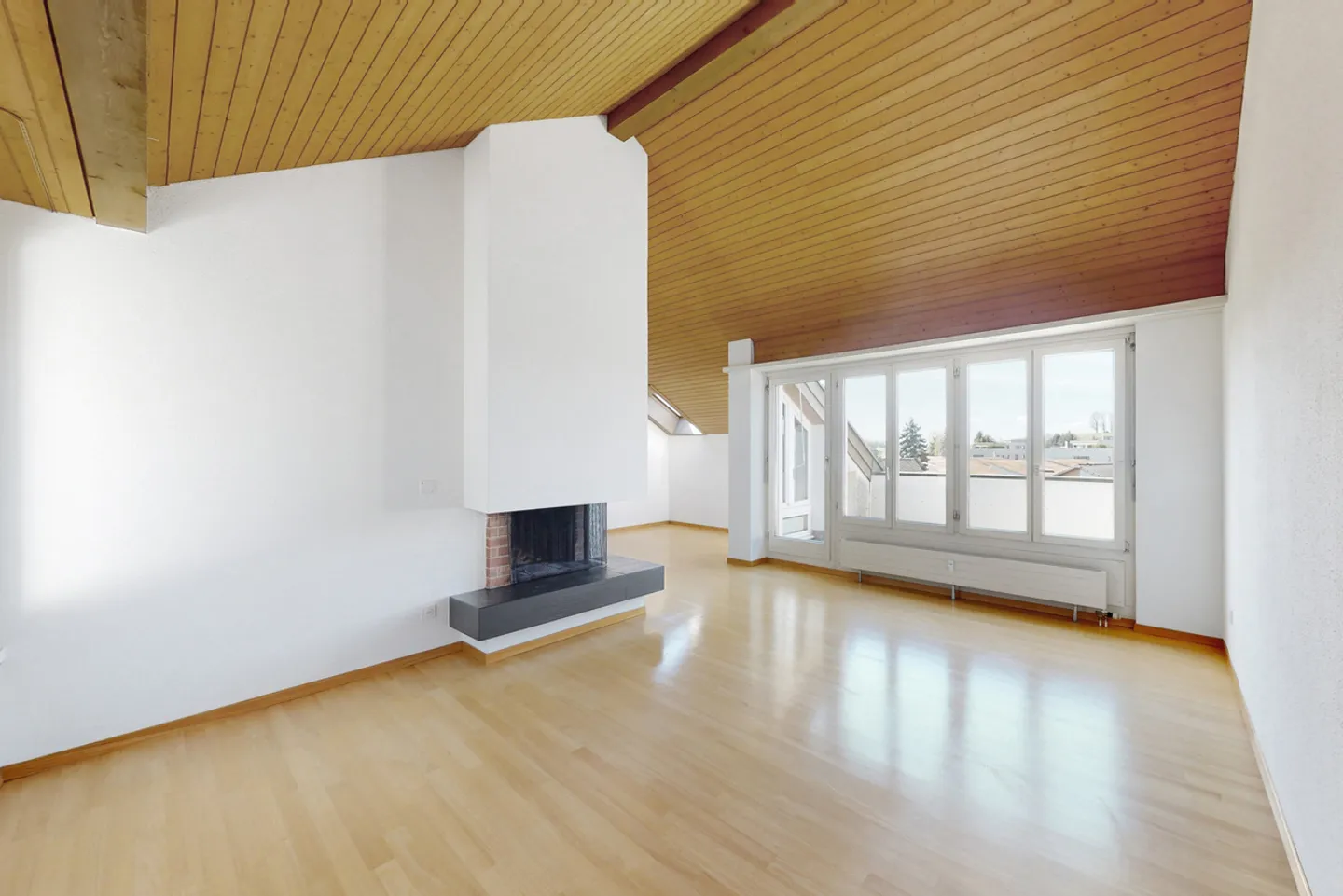 Attic apartment with fireplace - limited until 30.06.2027 - Photo 2 of 8