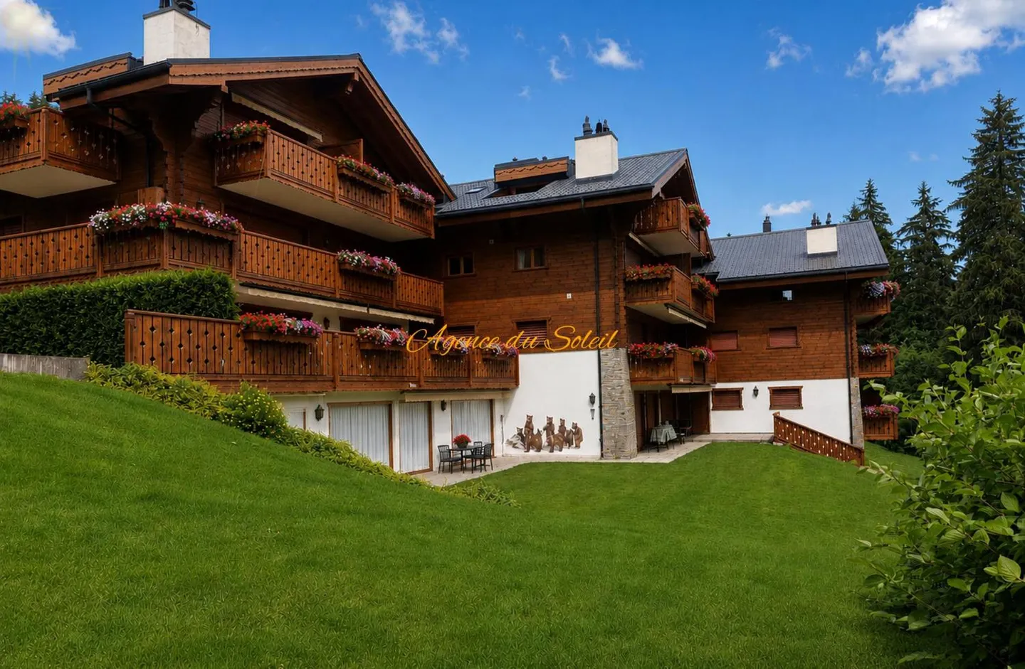Luxuriöse Ski-in/Ski-out 4,5-Zimmer-Wohnung mit privatem Pool im Herzen von Crans! - Foto 1 von 13