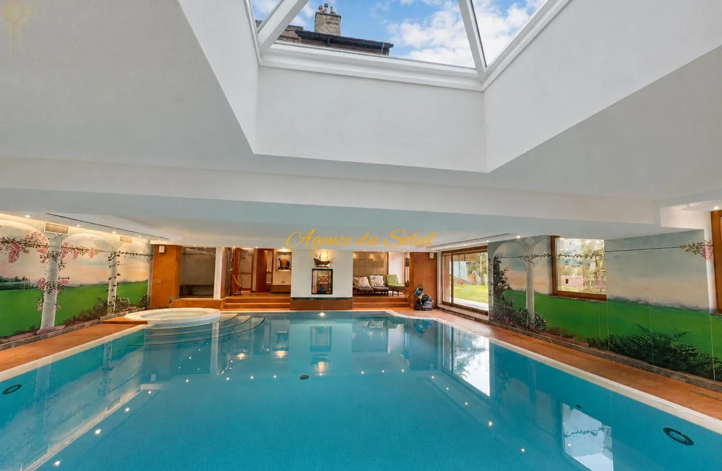 Luxuriöse Ski-in/Ski-out 4,5-Zimmer-Wohnung mit privatem Pool im Herzen von Crans! - Foto 2 von 13