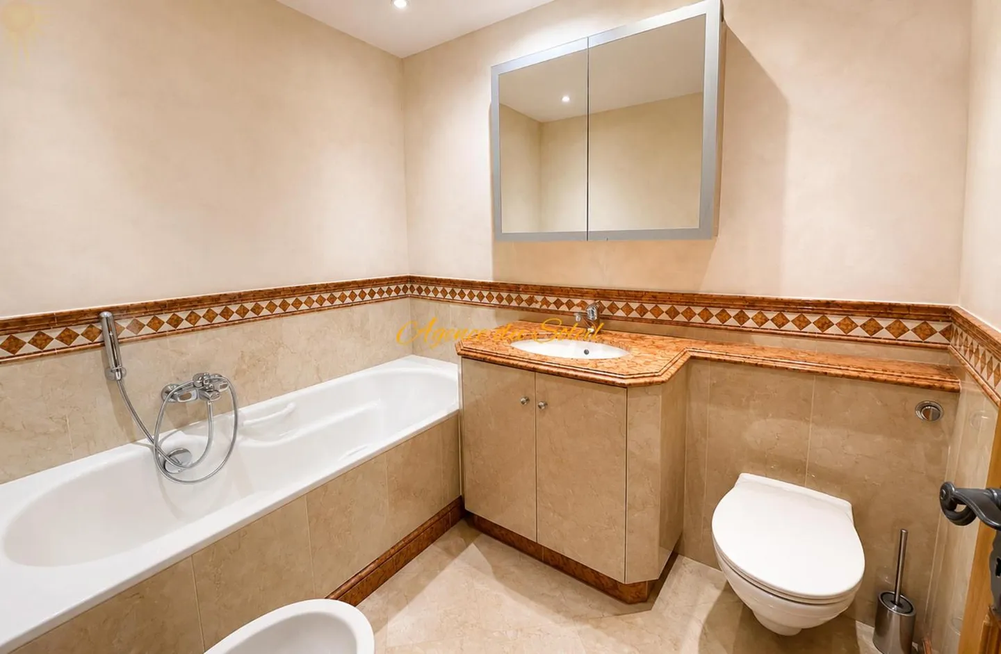 Luxuriöse Ski-in/Ski-out 4,5-Zimmer-Wohnung mit privatem Pool im Herzen von Crans! - Foto 11 von 13