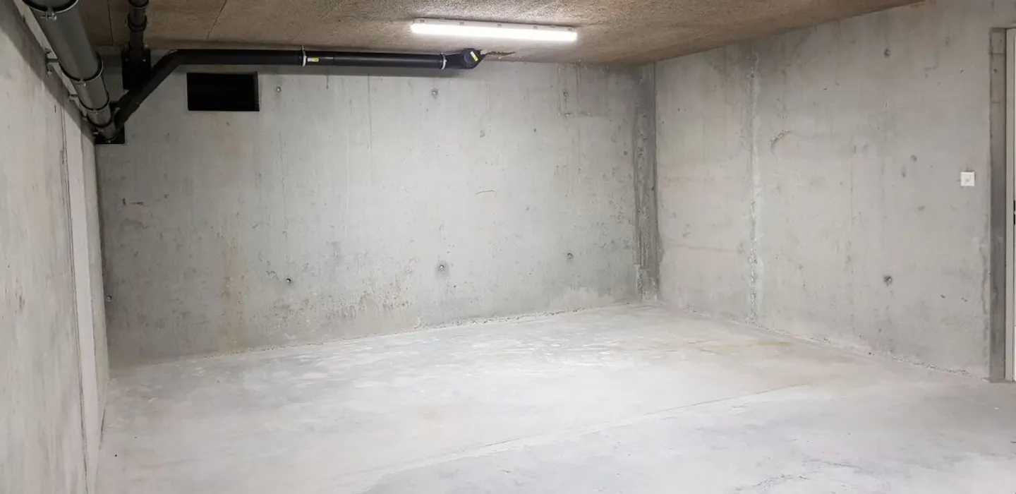 Storage room of 25m2 and 45m2 in the basement - accessible by elevator - Photo 2 of 2