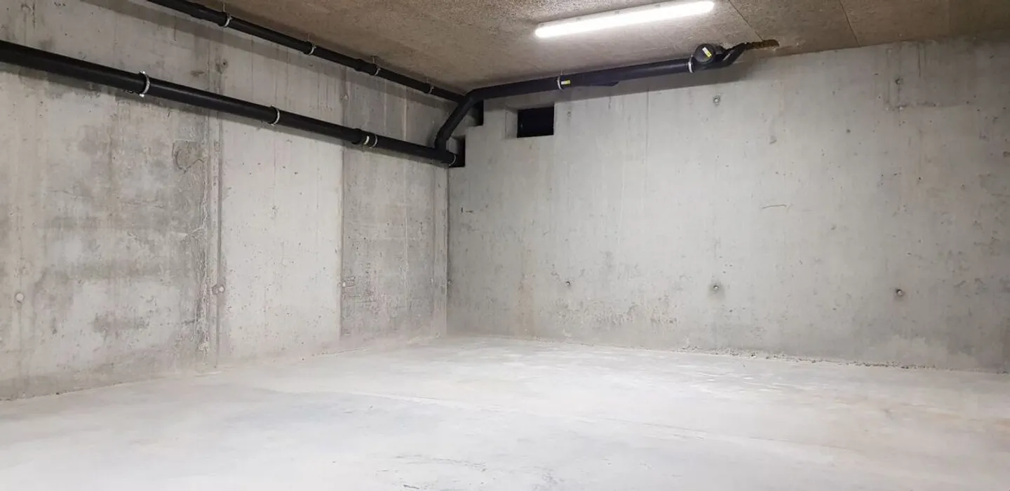 Storage room of 25m2 and 45m2 in the basement - accessible by elevator - Photo 1 of 2