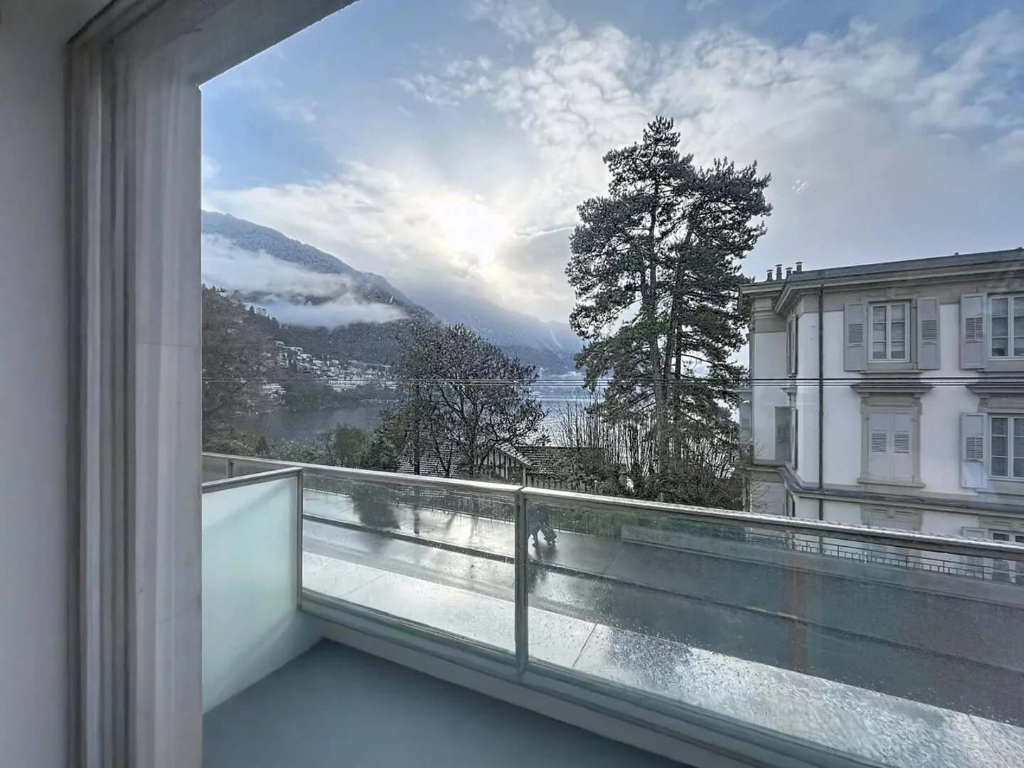 Beautiful 2.5-room apartment with lake view - Photo 3 of 11