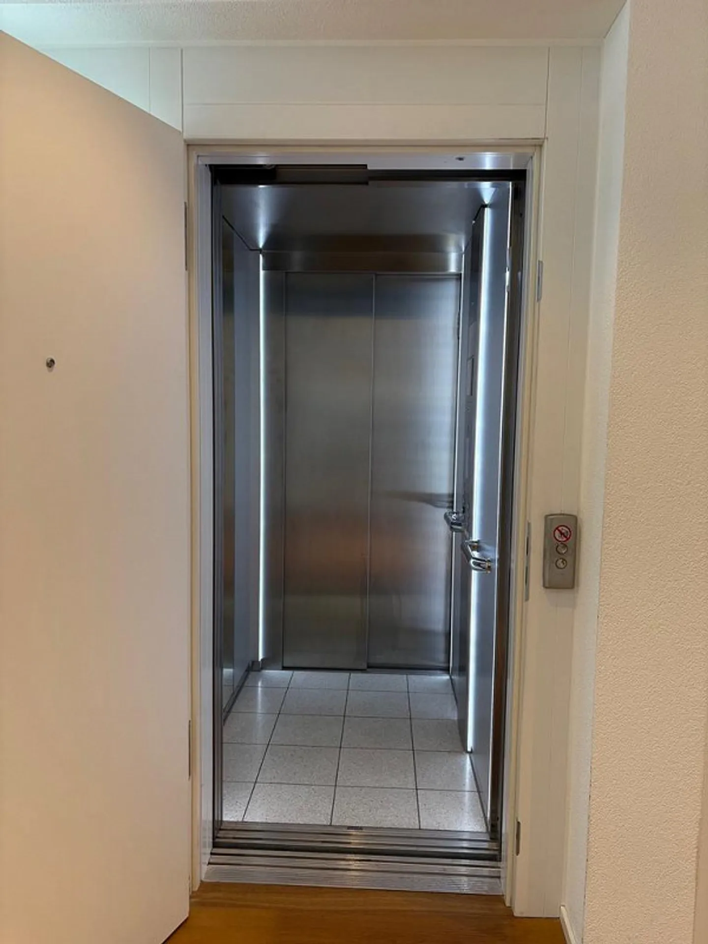 Exclusive penthouse apartment with two terraces in the heart of Einsiedeln - Photo 9 of 12