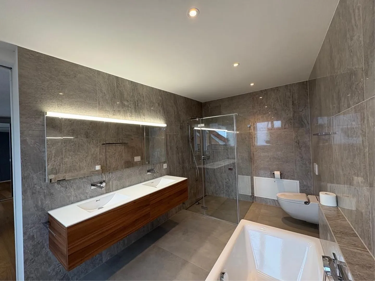 Exclusive penthouse apartment with two terraces in the heart of Einsiedeln - Photo 6 of 12