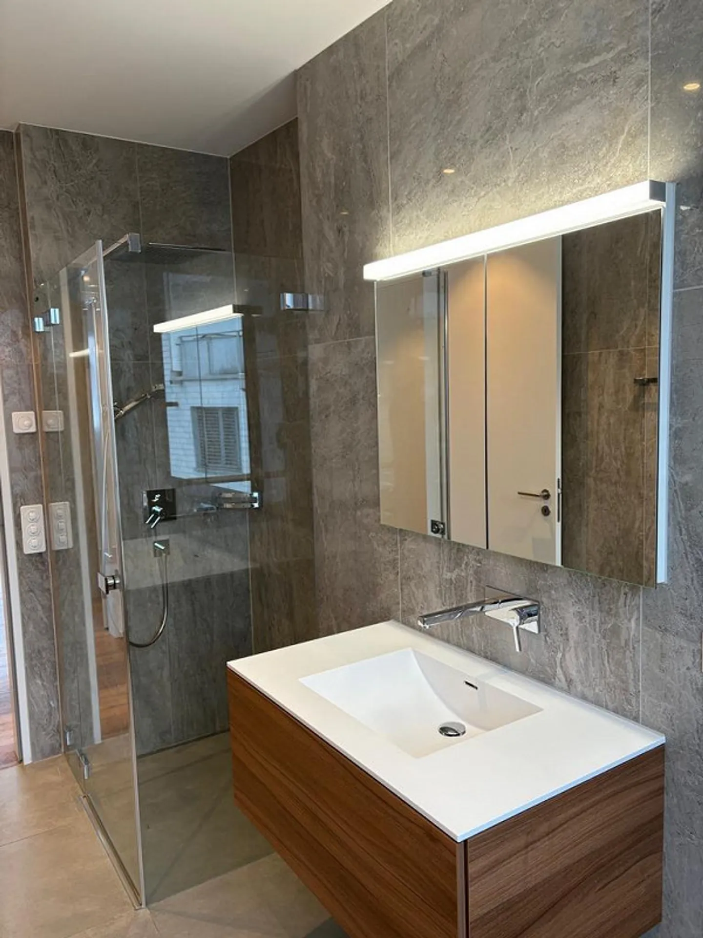 Exclusive penthouse apartment with two terraces in the heart of Einsiedeln - Photo 8 of 12