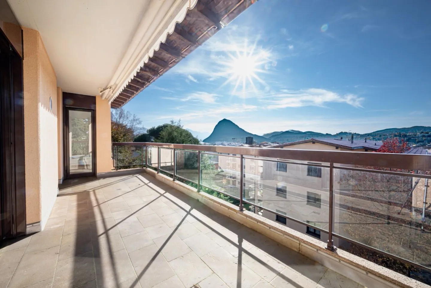 Top floor flat with stunning open views of the lake - Photo 2 of 16