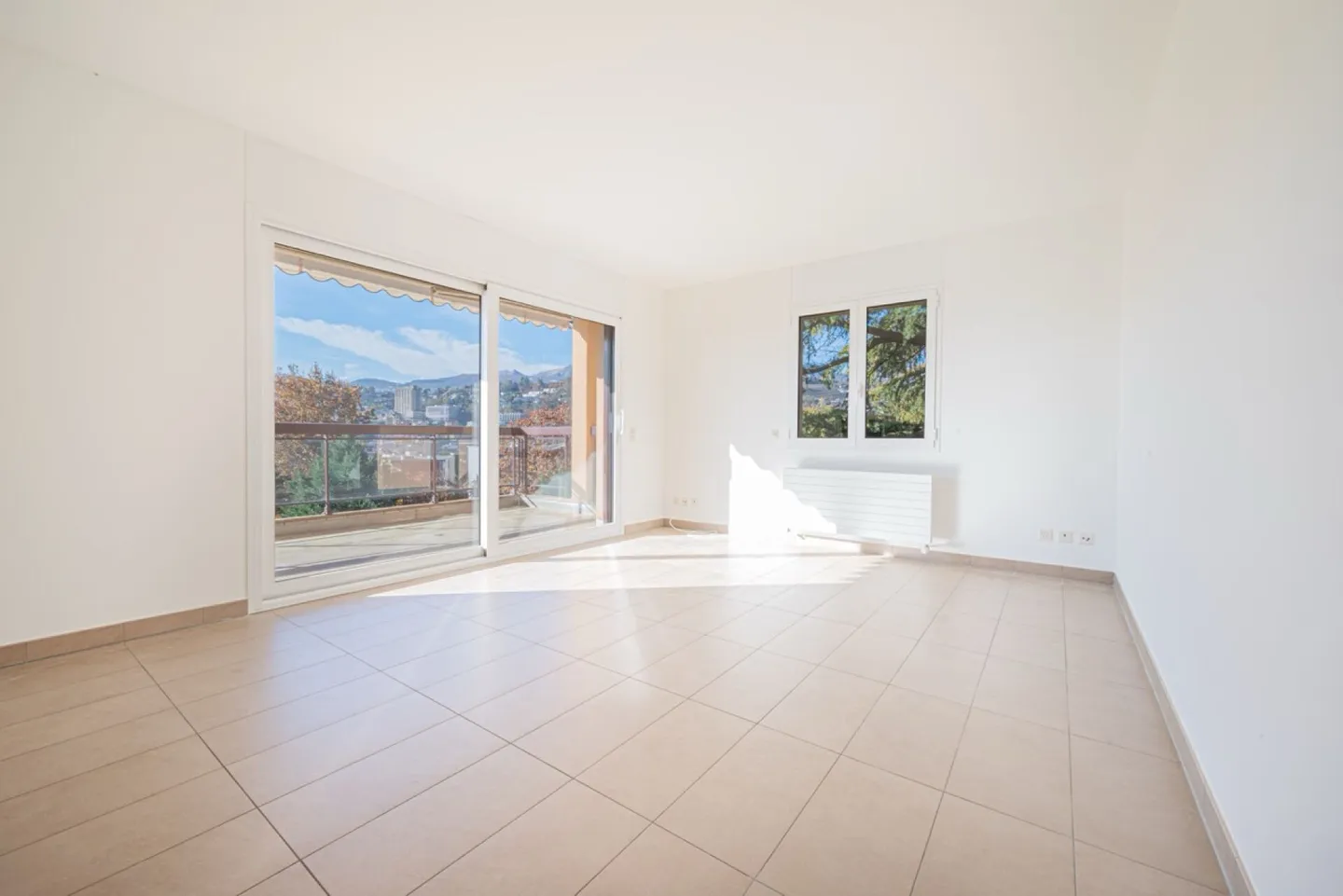 Top floor flat with stunning open views of the lake - Photo 3 of 16