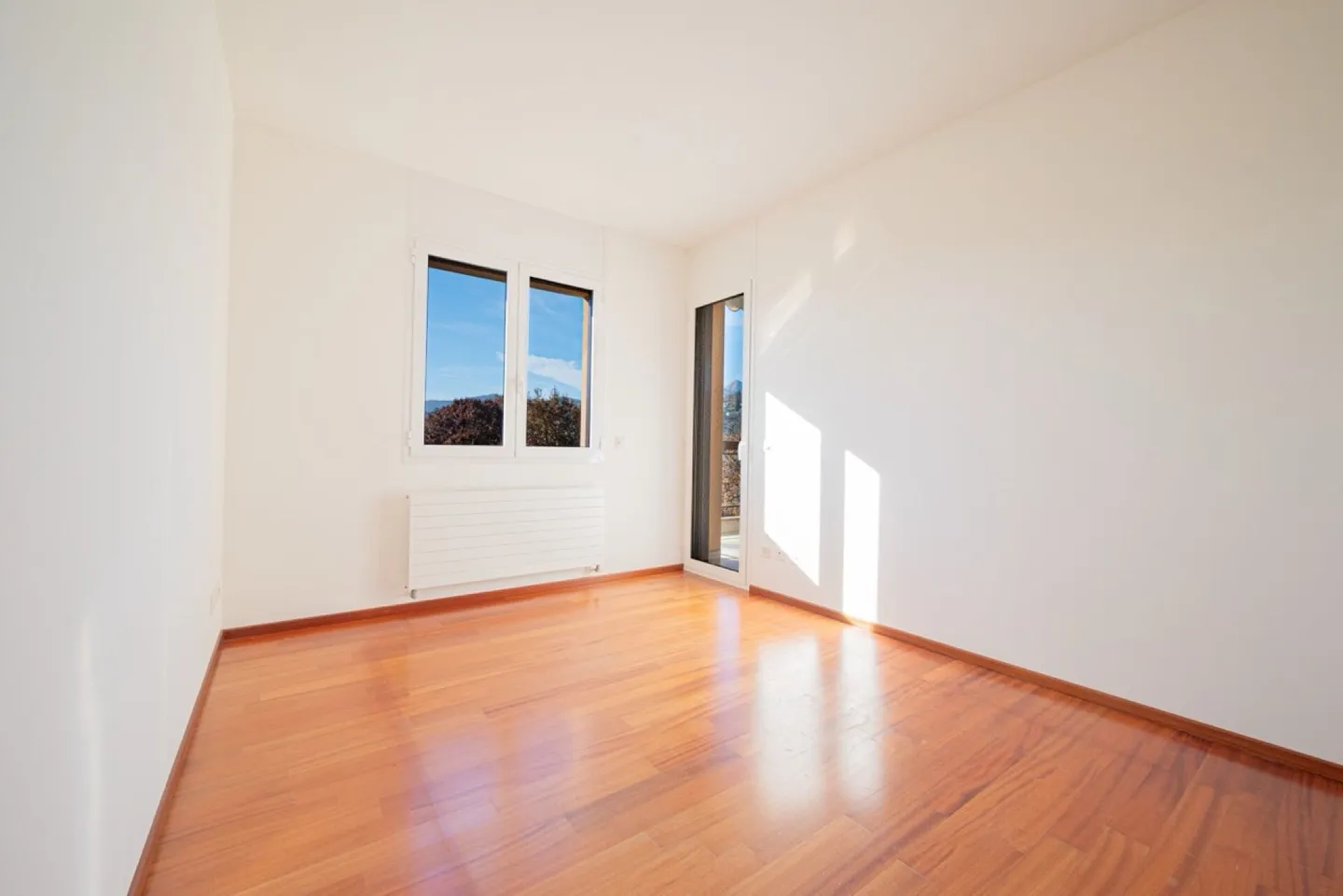 Top floor flat with stunning open views of the lake - Photo 6 of 16