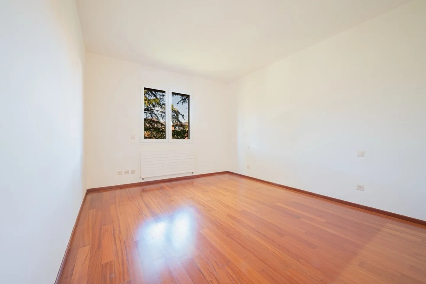 Top floor flat with stunning open views of the lake - Photo 7 of 16