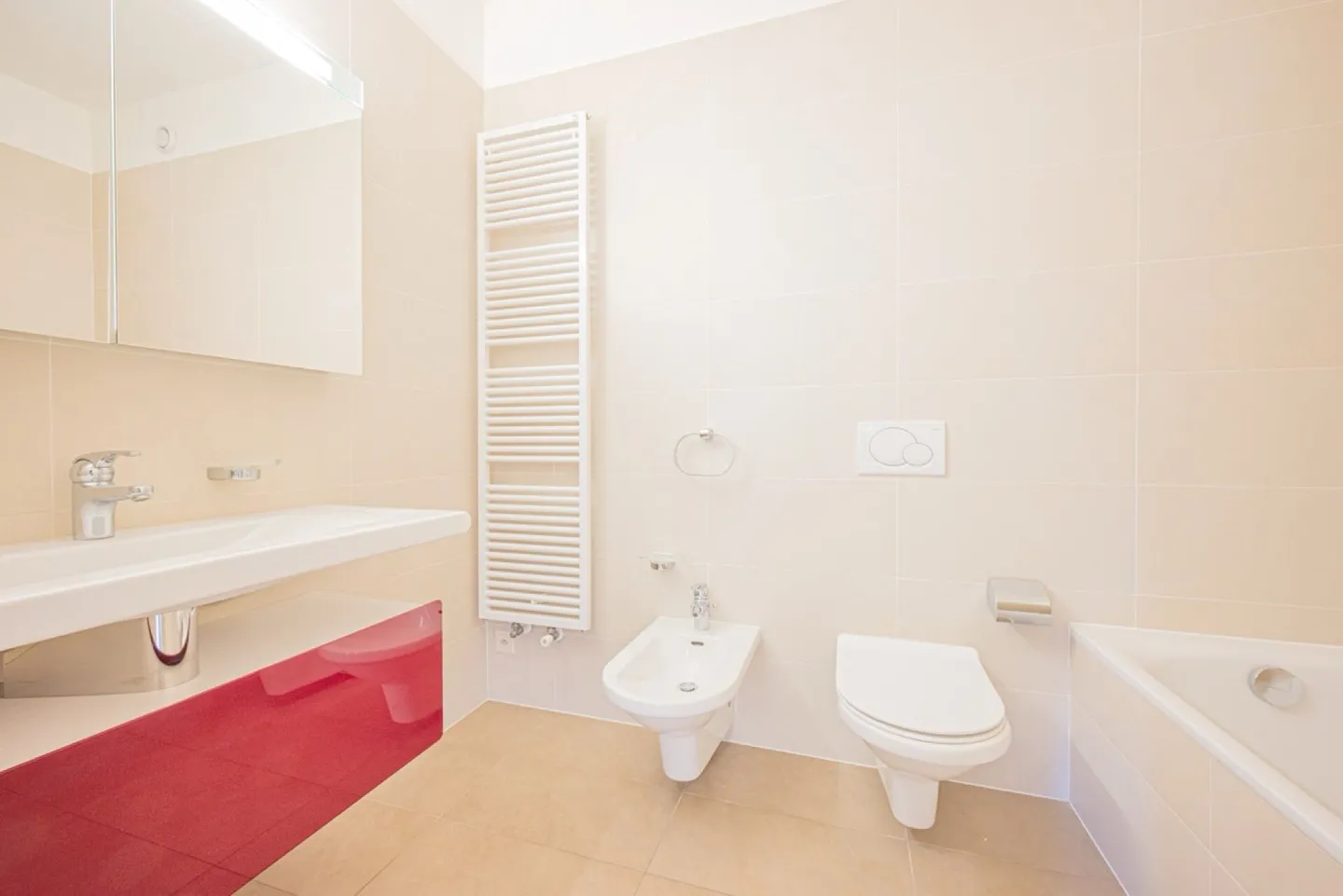 Top floor flat with stunning open views of the lake - Photo 8 of 16