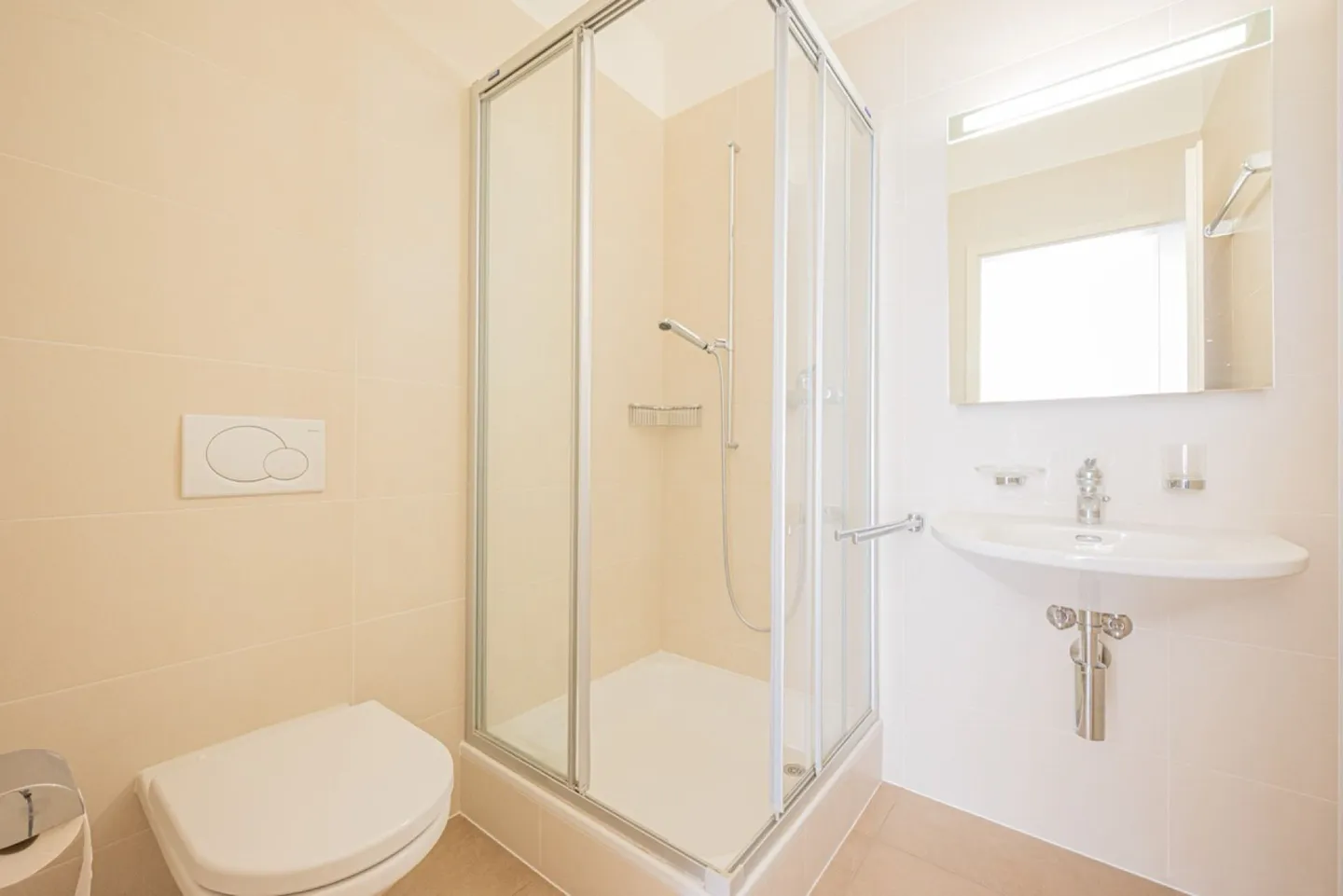 Top floor flat with stunning open views of the lake - Photo 9 of 16