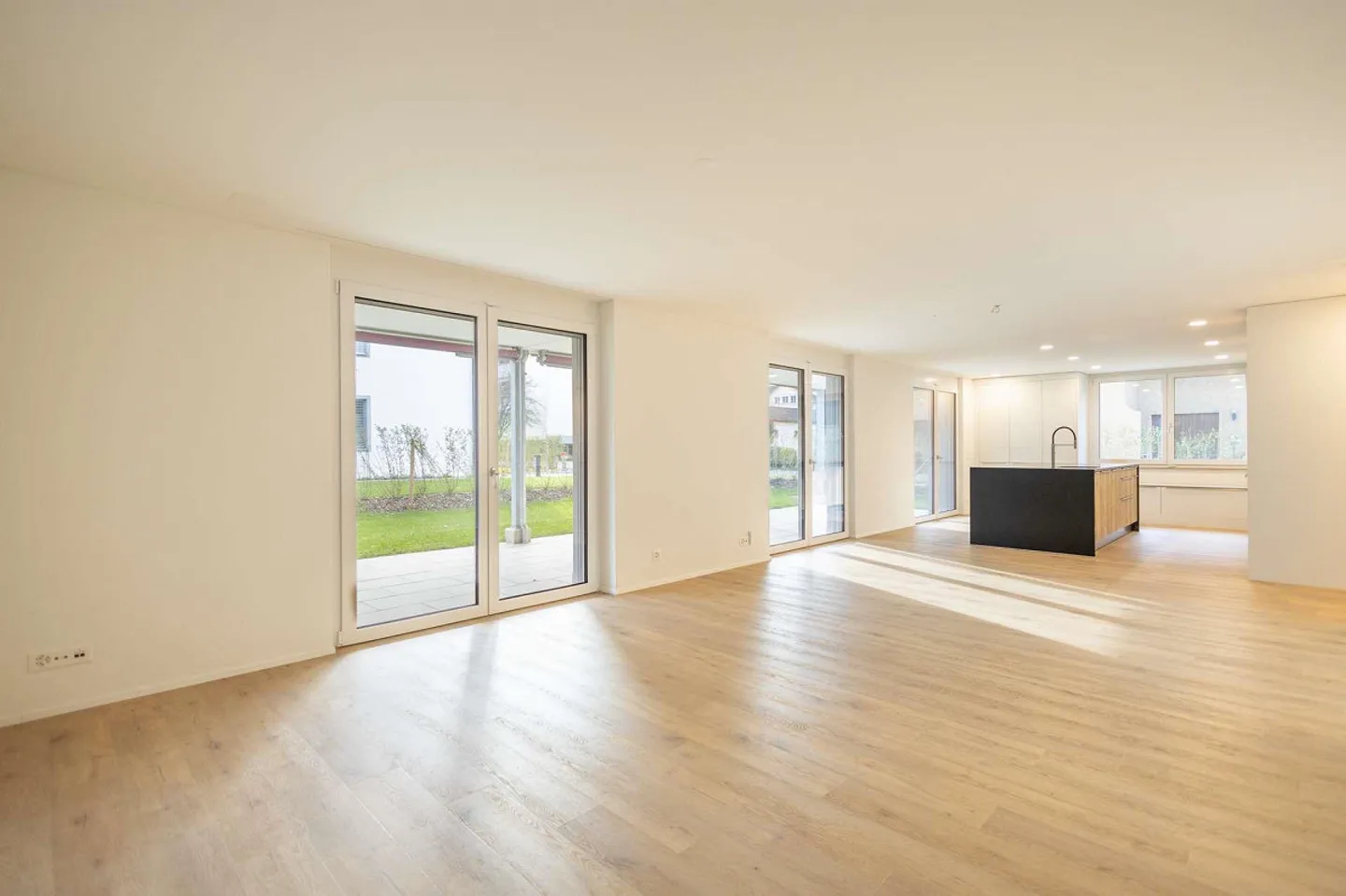 RESERVIERT: Traumhafte 6.5 Zimmer-Gartenwohnung vereint moderne Eleganz und erstklassiger Komfort in Volketswil - Foto 3 von 8