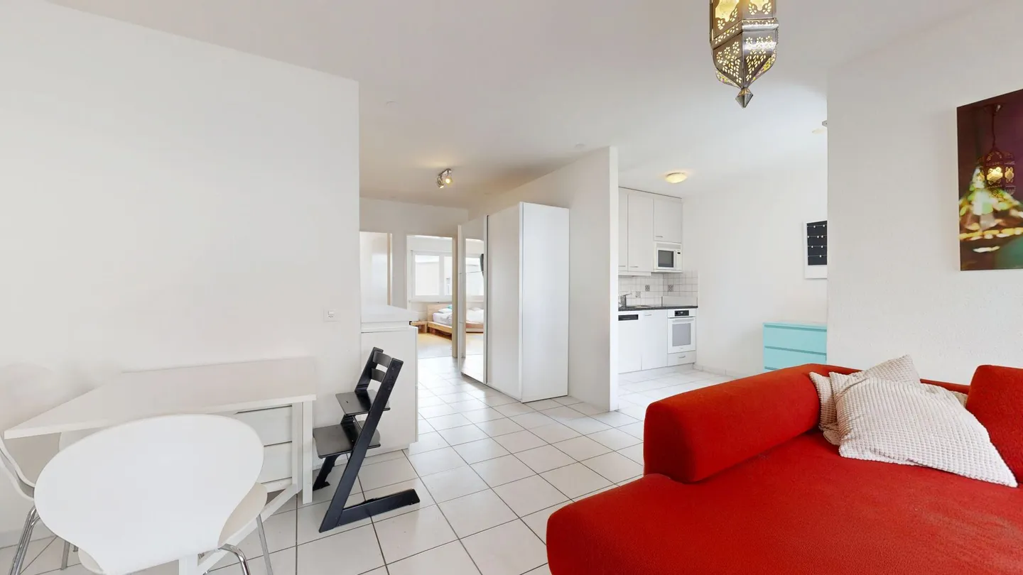 Appartamento accogliente con ampio balcone, cantina e posto auto - Foto 5 di 14