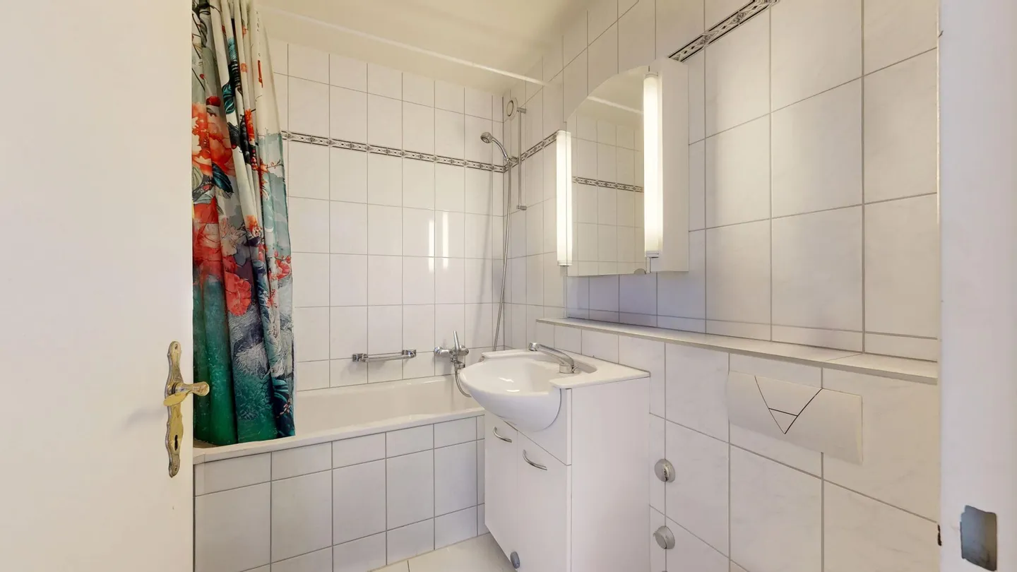 Appartamento accogliente con ampio balcone, cantina e posto auto - Foto 6 di 14