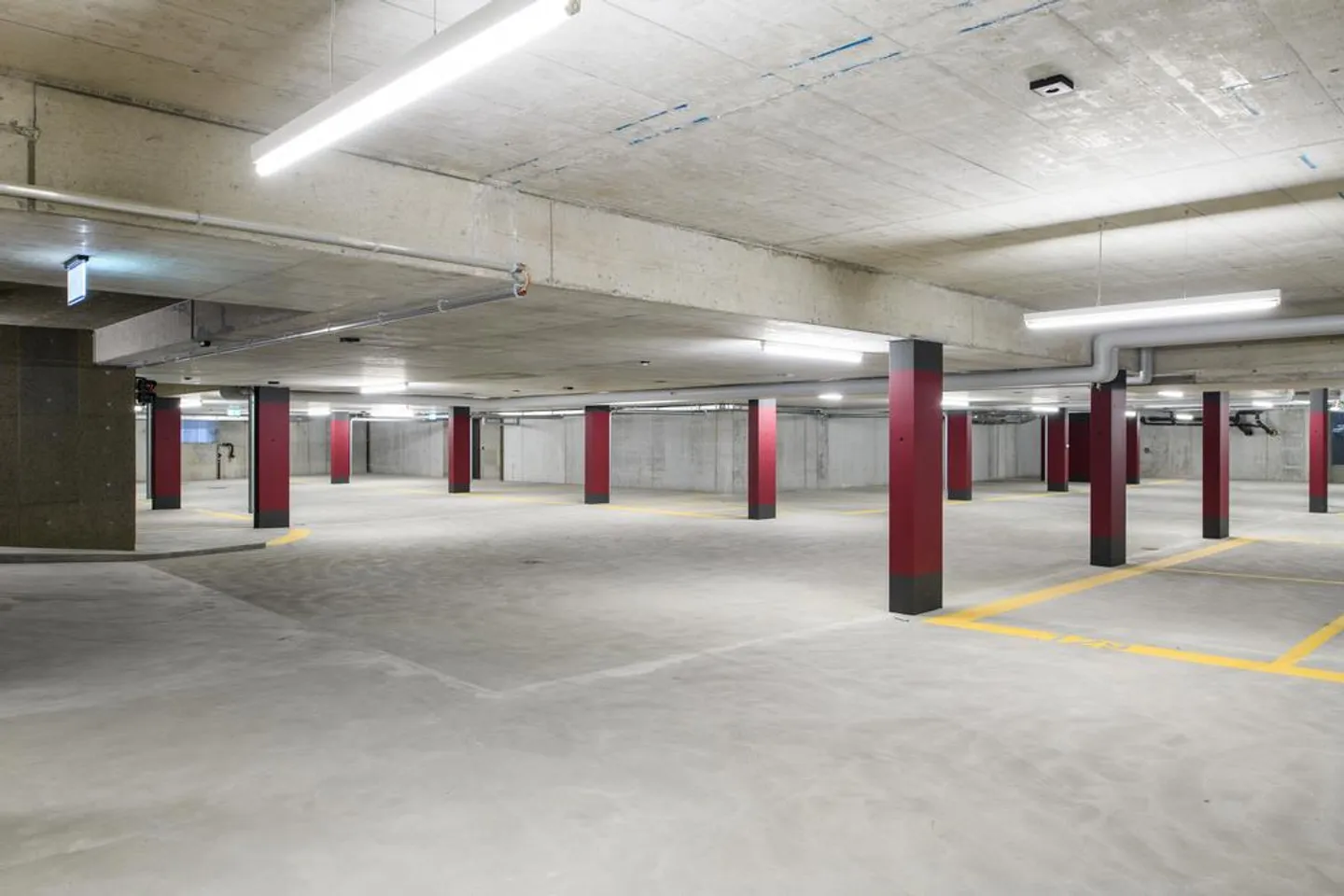 Car parking space at In der Ey, 8047 Zurich - Photo 1 of 3