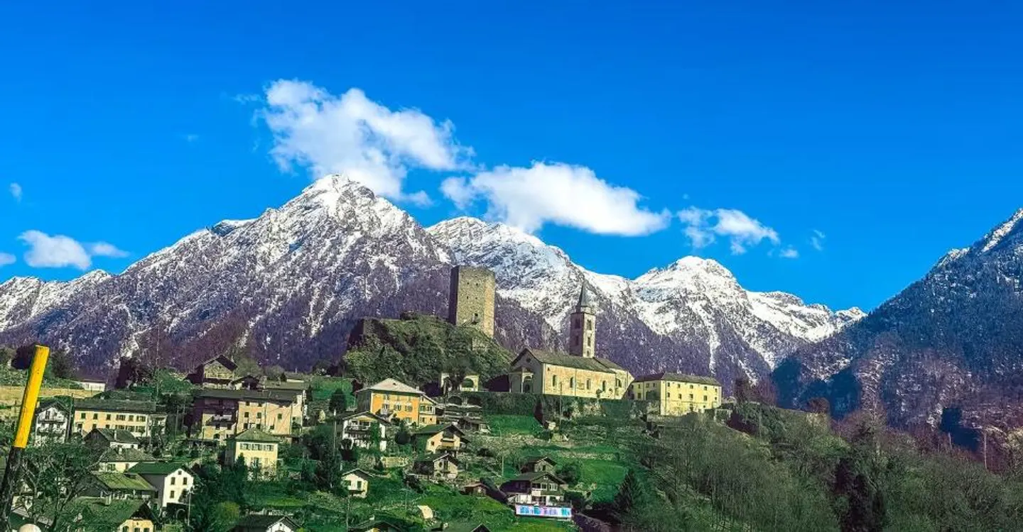 Incantevole casa unifamiliare a Santa Maria Calanca con vista panoramica - Foto 2 di 10