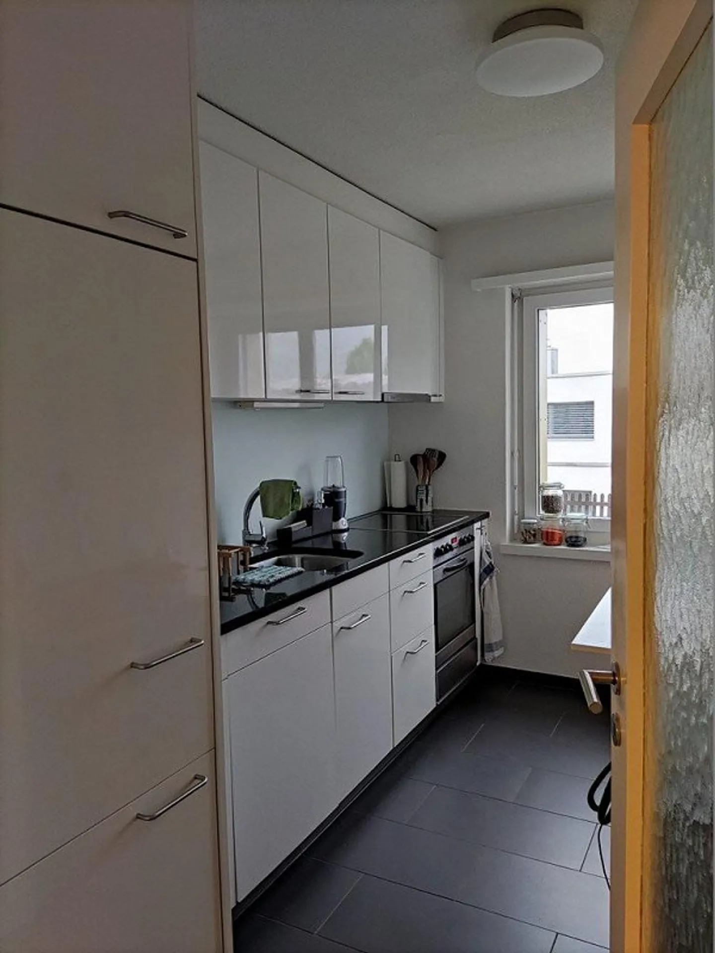 Appartement 2 pièces dans un quartier résidentiel calme - Photo 2 sur 5