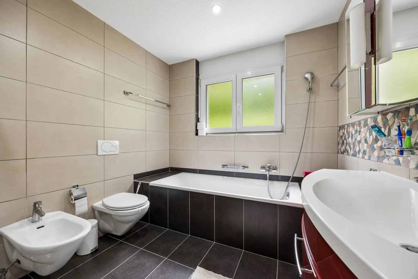 Multi-family house with two 4.5-room apartments offering numerous development opportunities - Photo 9 of 19