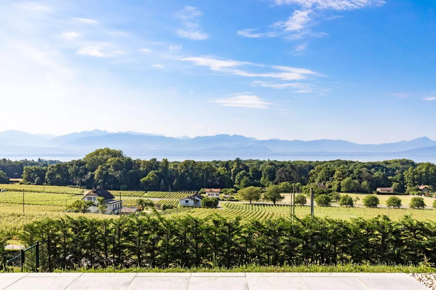 Detached villa in the heart of the vineyards with panoramic views of the lake - Photo 1 of 12