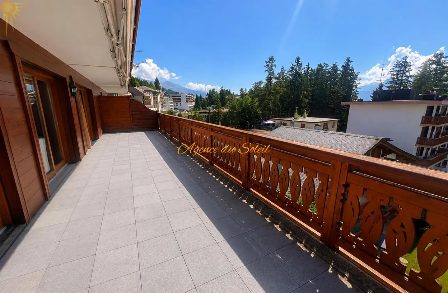 Au coeur de Crans ! Élégant appartement de standing de 3,5 pièces avec vaste terrasse orientée est! - Foto 1 von 12