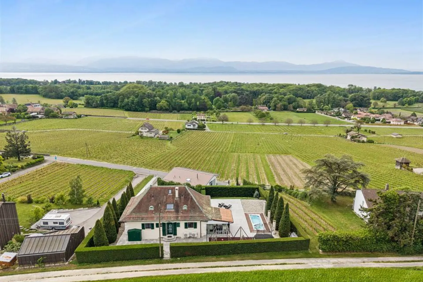 Detached villa in the heart of the vineyards with panoramic views of the lake - Photo 2 of 12