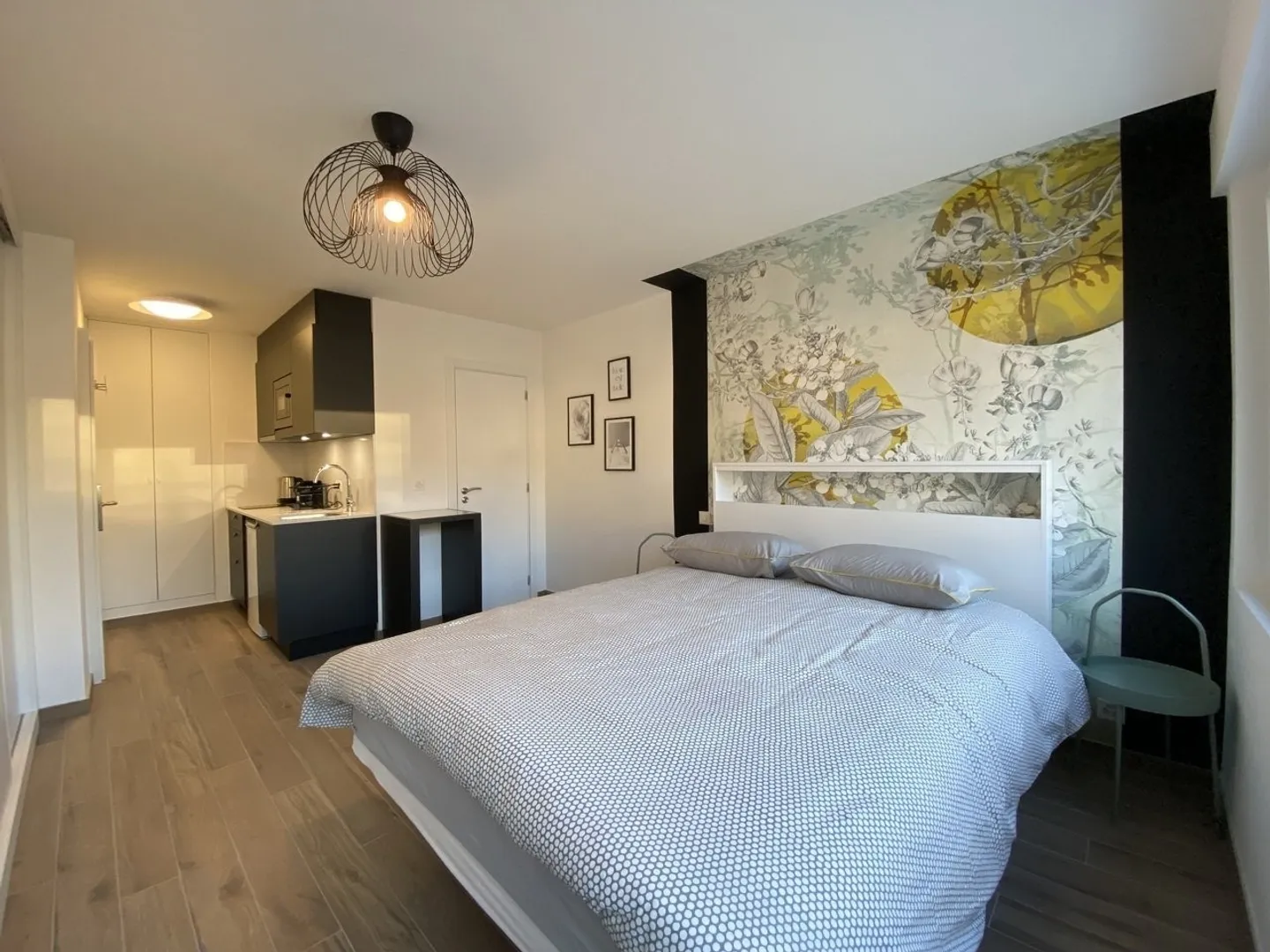 Bright furnished studio just steps from the train station - Photo 2 of 4