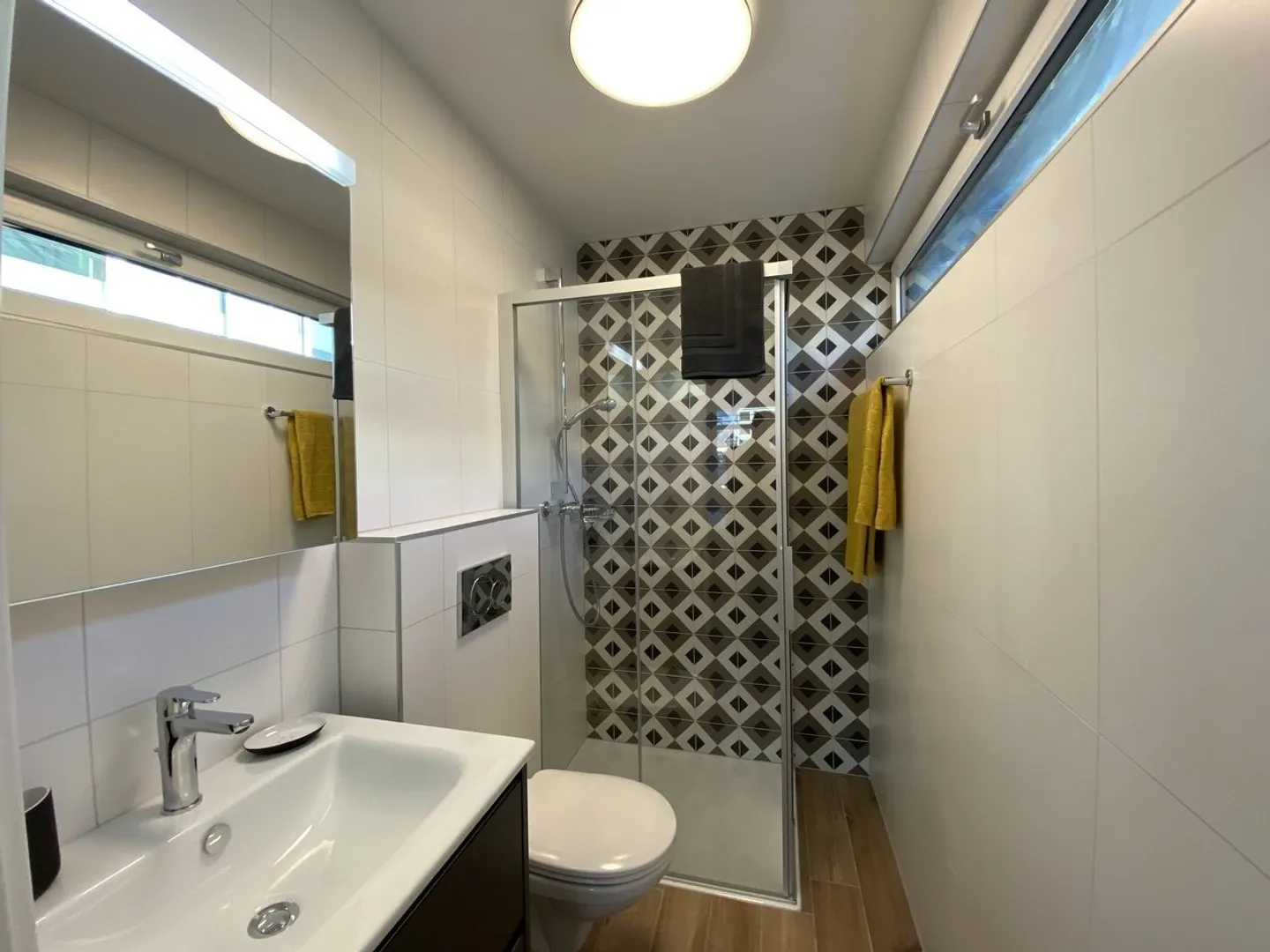 Bright furnished studio just steps from the train station - Photo 3 of 4