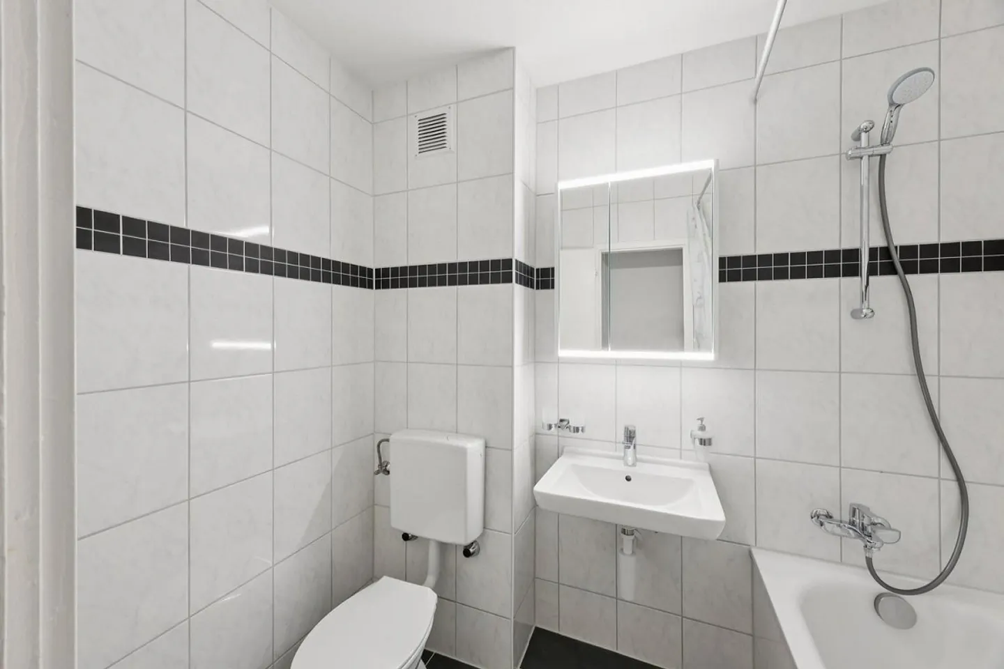 Renovated and Modern Apartment in Ostermundigen - Photo 3 of 8