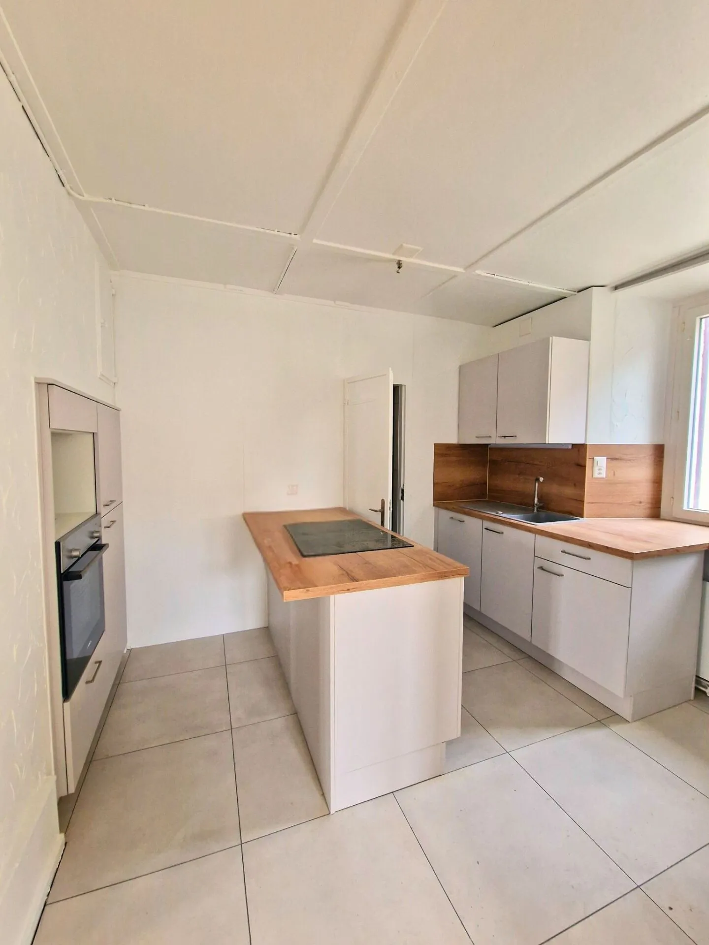 Appartamento ristrutturato e confortevole di 3 stanze con garage - Foto 2 di 15