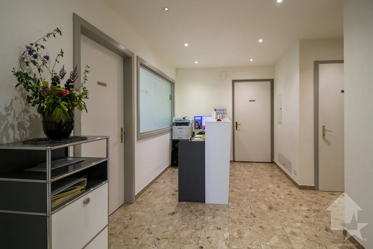 Spazio di lavoro luminoso e attraversante di 115 m2 idealmente situato - Foto 1 di 17