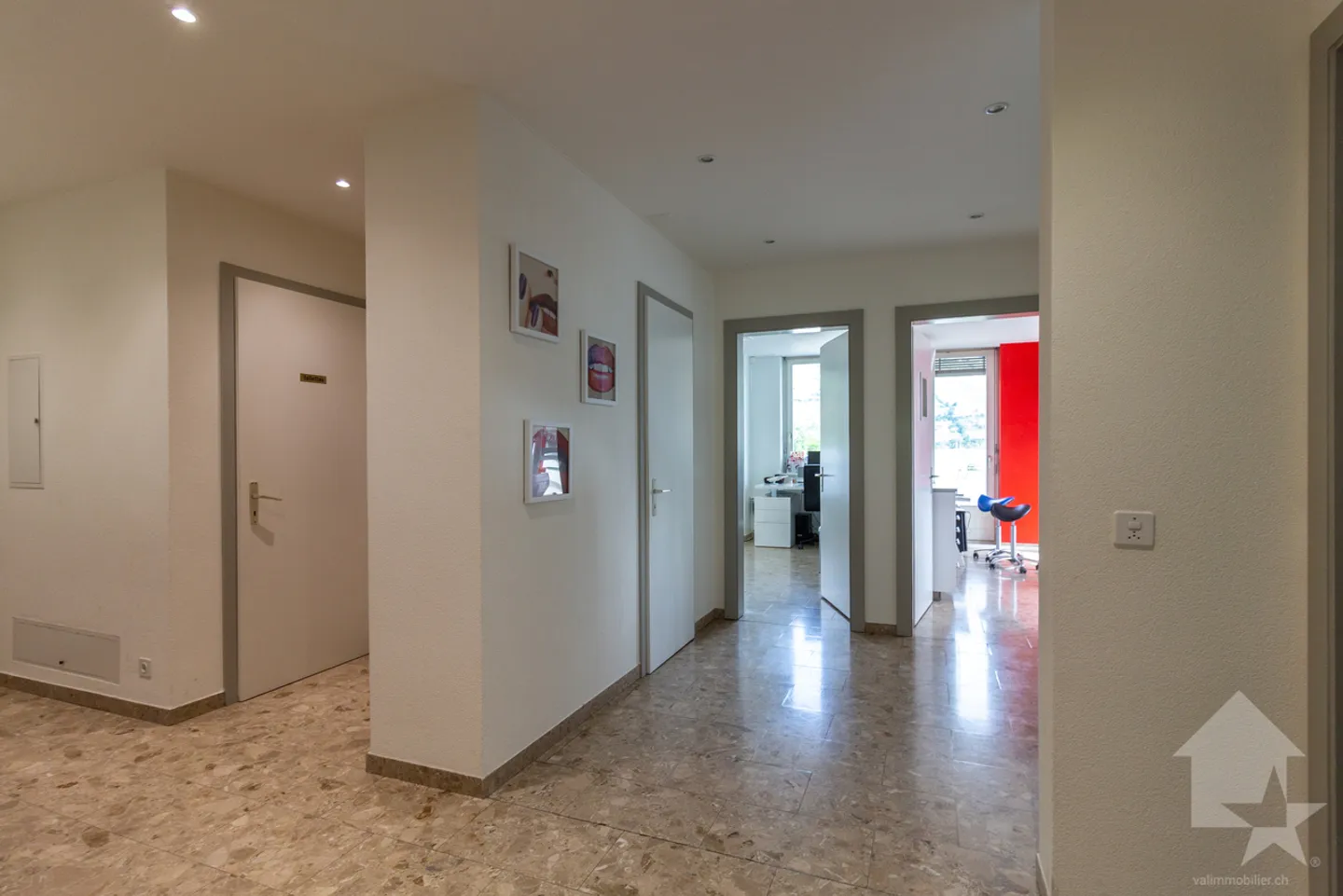 Spazio di lavoro luminoso e attraversante di 115 m2 idealmente situato - Foto 5 di 17