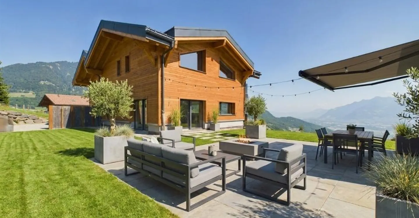 Modern Chalet with Panoramic Views - Photo 1 of 8